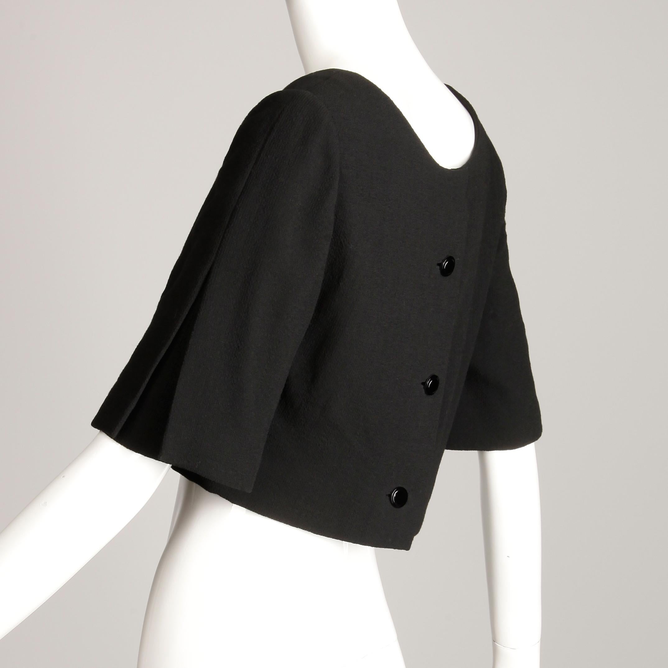 1960er Galanos Vintage Schwarzes Cropped Top/ Shirt/ Bluse mit 3/4 Glockenärmeln im Zustand „Hervorragend“ im Angebot in Sparks, NV