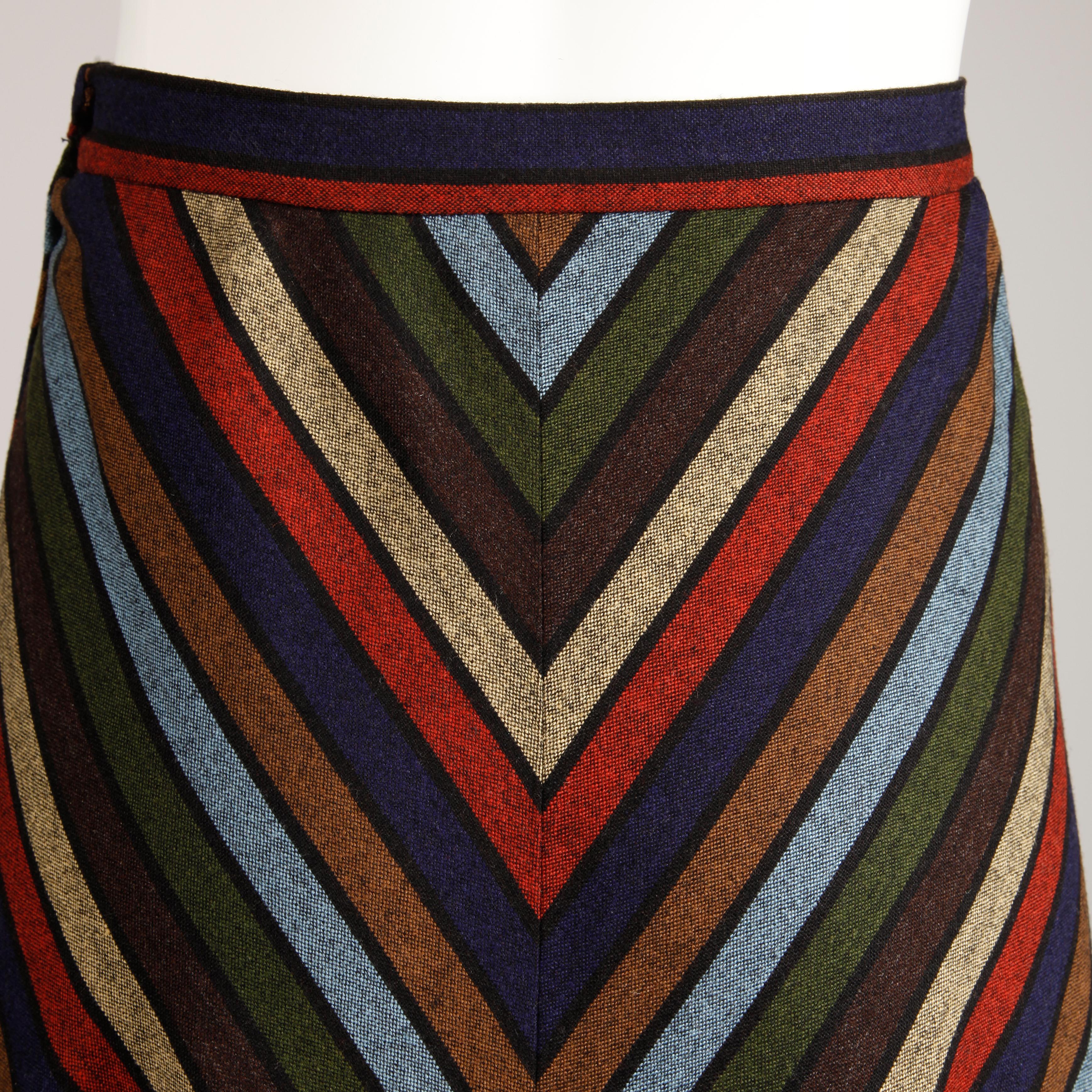 Ensemble 2 pièces jupe longue et gilet à chaîne métallique rayé à chevrons, 1970  Pour femmes en vente