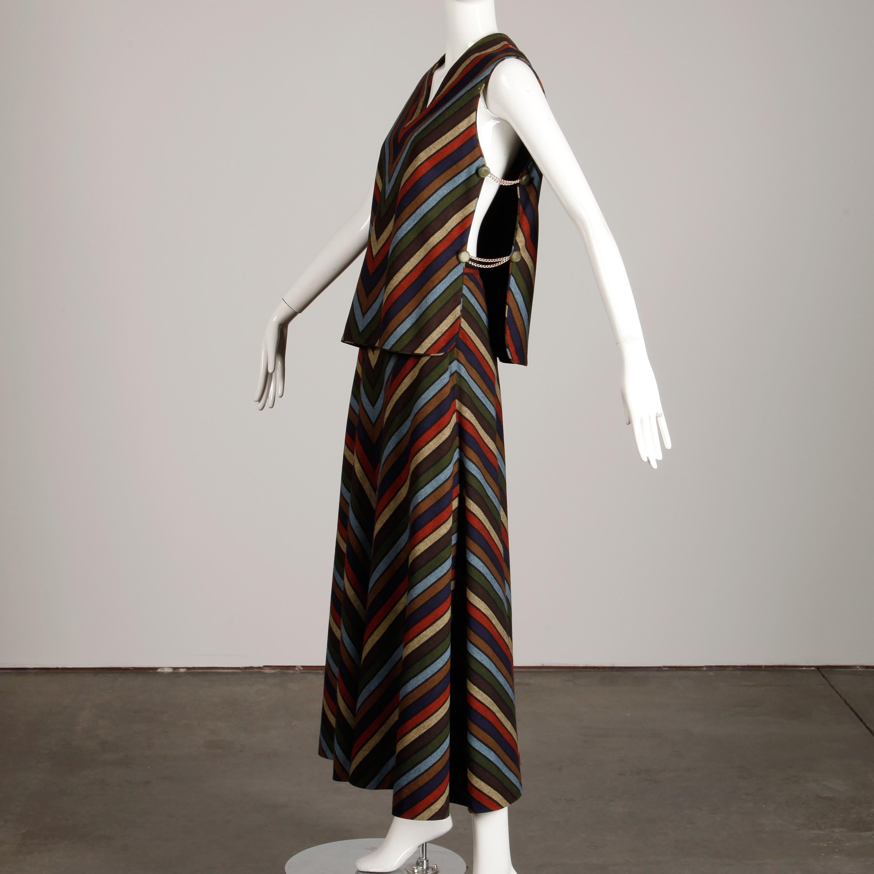 Ensemble 2 pièces jupe longue et gilet à chaîne métallique rayé à chevrons, 1970  en vente 1