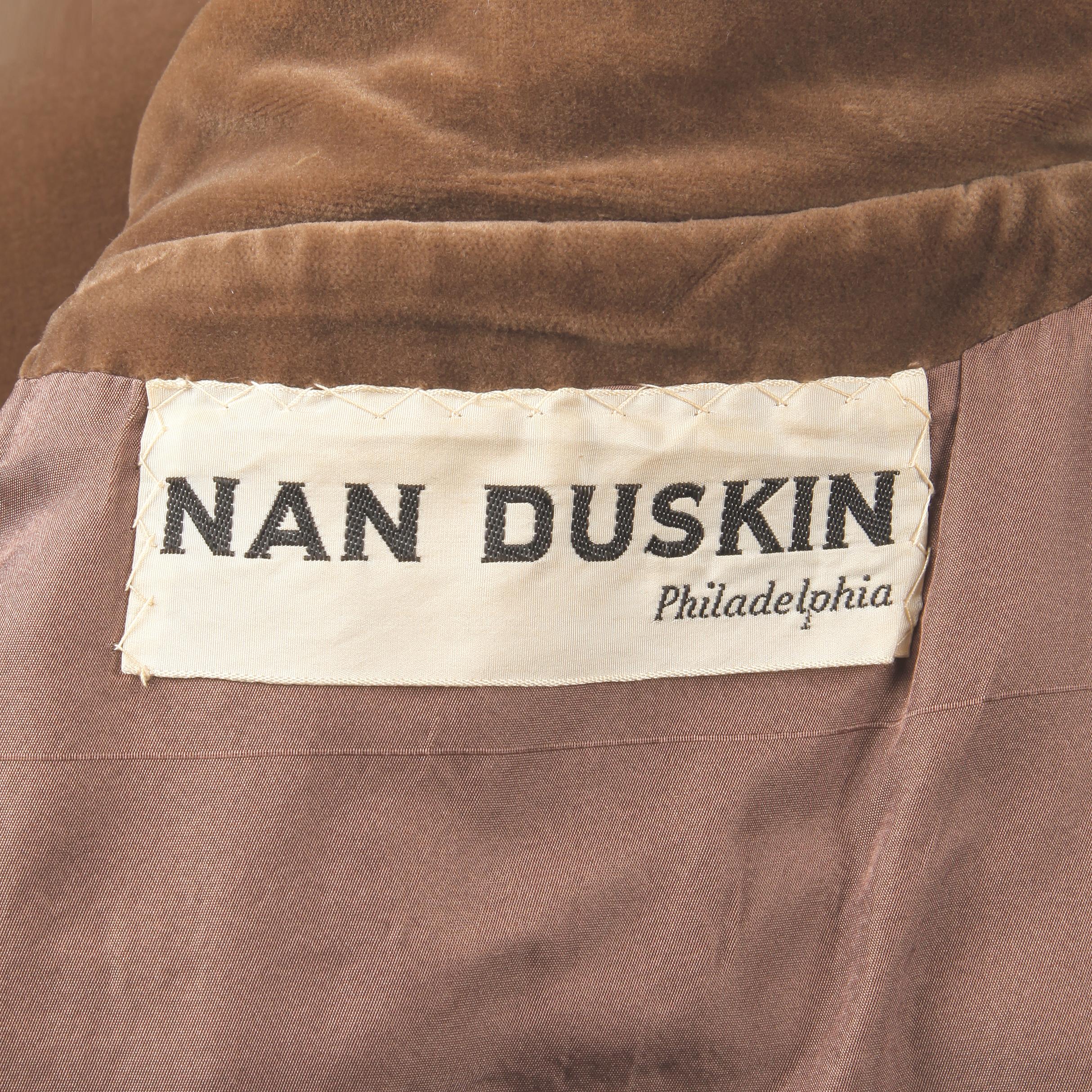 Charles Cooper for Nan Duskin Manteau vintage en velours marron style militaire, années 1960 Bon état - En vente à Sparks, NV