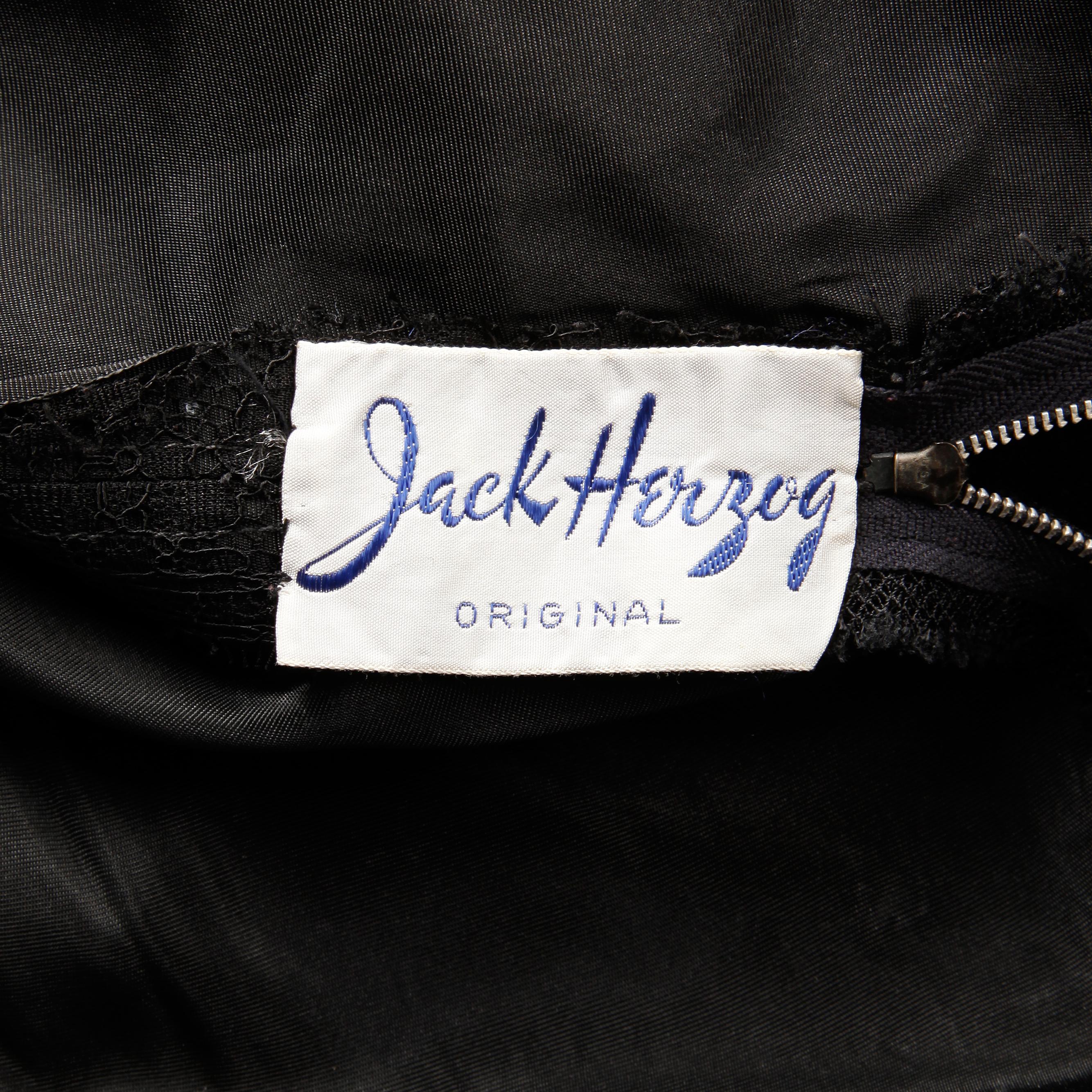 Seltenes Jack Herzog Abendkleid aus schwarzem Taft der 1940er Jahre mit paillettenbesetztem Mieder aus Chantilly-Spitze und ärmellosen Ärmeln. Ungefüttert mit Metallreißverschluss und Hakenverschluss hinten. Hoch niedrig  saum. Passt wie eine