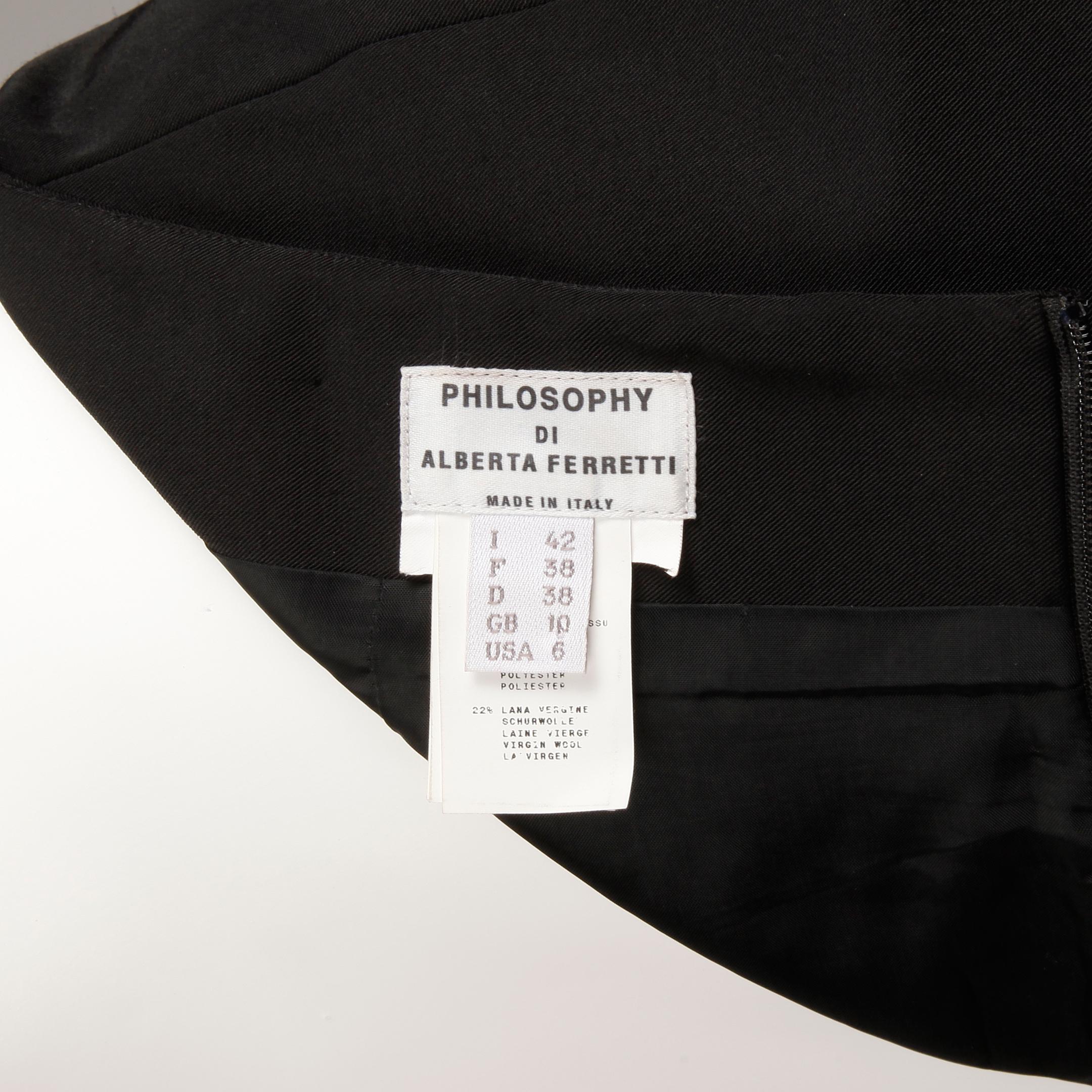 Black ruffle skirt by Philosophy di Alberta Ferretti from the early 2000s. Fully lined with rear zip closure. Side pockets. 71% polyester, 22% wool and 7% spandex. The marked size is I/42, F/38, D/38, GB/10, USA/6. The low waist measures 29