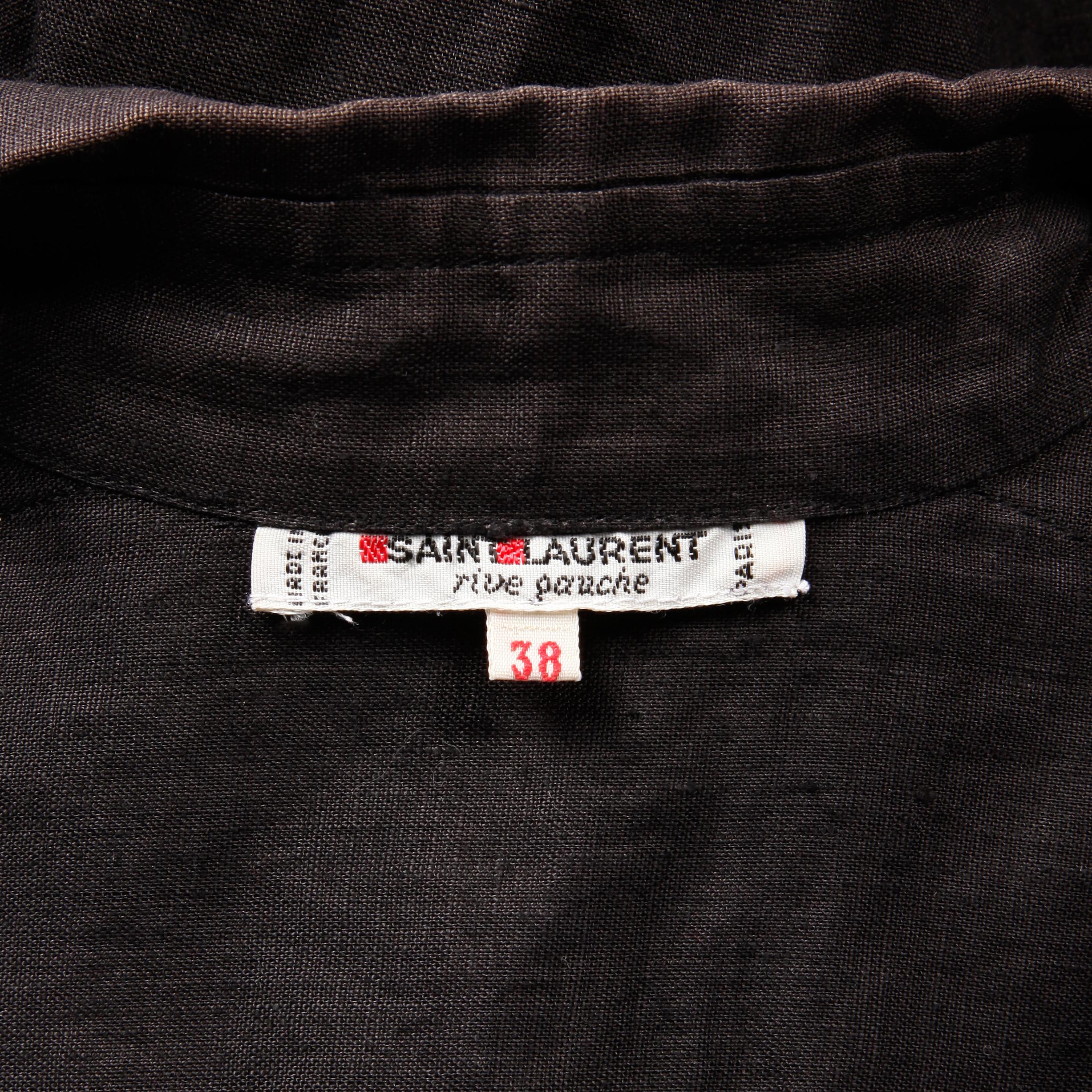 Ikonische schwarze Leinenbluse mit Knopfleiste aus der Safari-Kollektion von Yves Saint Laurent aus den 1970er-Jahren, Rive Gauche! Ungefüttert, mit Knopfverschluss vorne und Knopfverschluss an den Handgelenken. Aufgesetzte Taschen vorne. Die