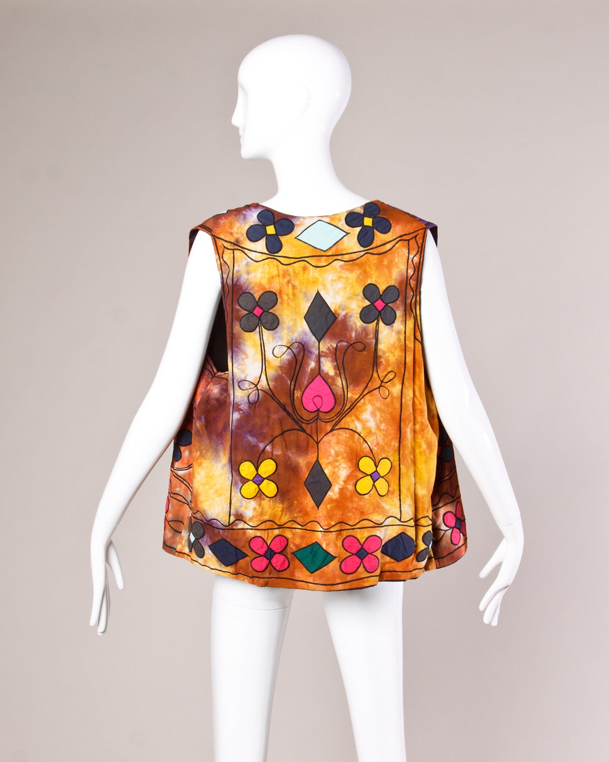 Mary McFadden vintage tie dyed vest with colorful flower patchwork design. 

Details:

Fully Lined
No Closure
Marked Size: Small
Estimated Size: Small-Medium
Color: Multicolored
Fabric: Rayon
Label: Mary McFadden

Measurements:

Bust: