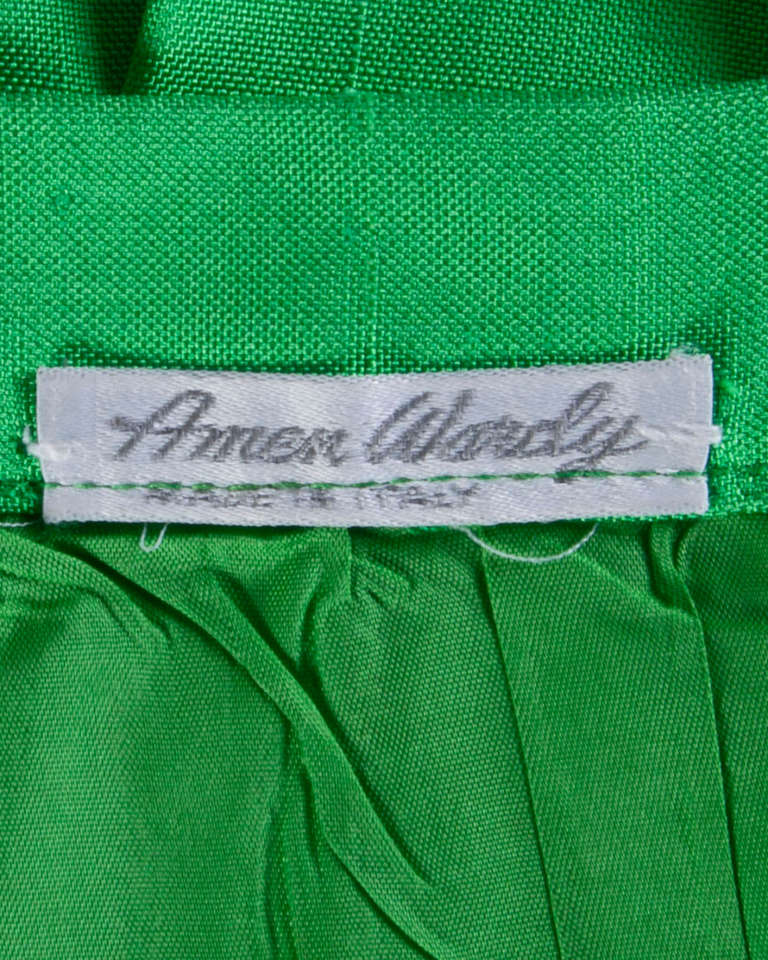 Magnifique jupe en soie plissée vert kelly d'Amen Wardy. Entièrement doublée en soie, cette jupe est d'une qualité exceptionnelle à l'intérieur comme à l'extérieur. Tissu et construction superbes !

Détails

Entièrement doublé
Fermeture à