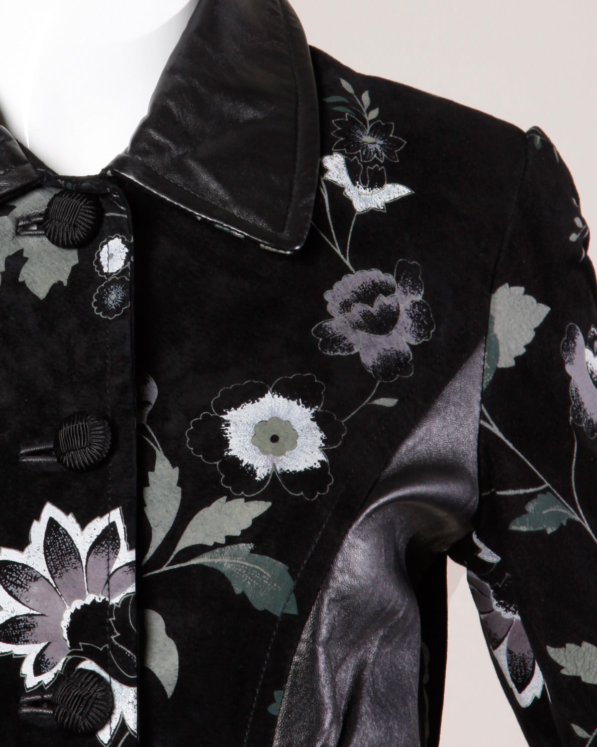 Michael Hoban for North Beach Leather veste en cuir noir vintage avec un design floral et une coupe ajustée.

Détails :

Entièrement doublé
Les rembourrages d'épaule sont cousus dans la doublure.
Fermeture par boutons sur le devant
Taille