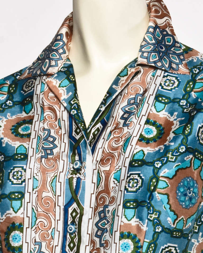 Stunning screen printed vintage shirt dress with an allover Art Deco border print design. Gorgeous vibrant fabric in excellent condition.

Details:

Unlined
Front button Closure
Circa: 1960s
Estimated size: XS-S
Color: