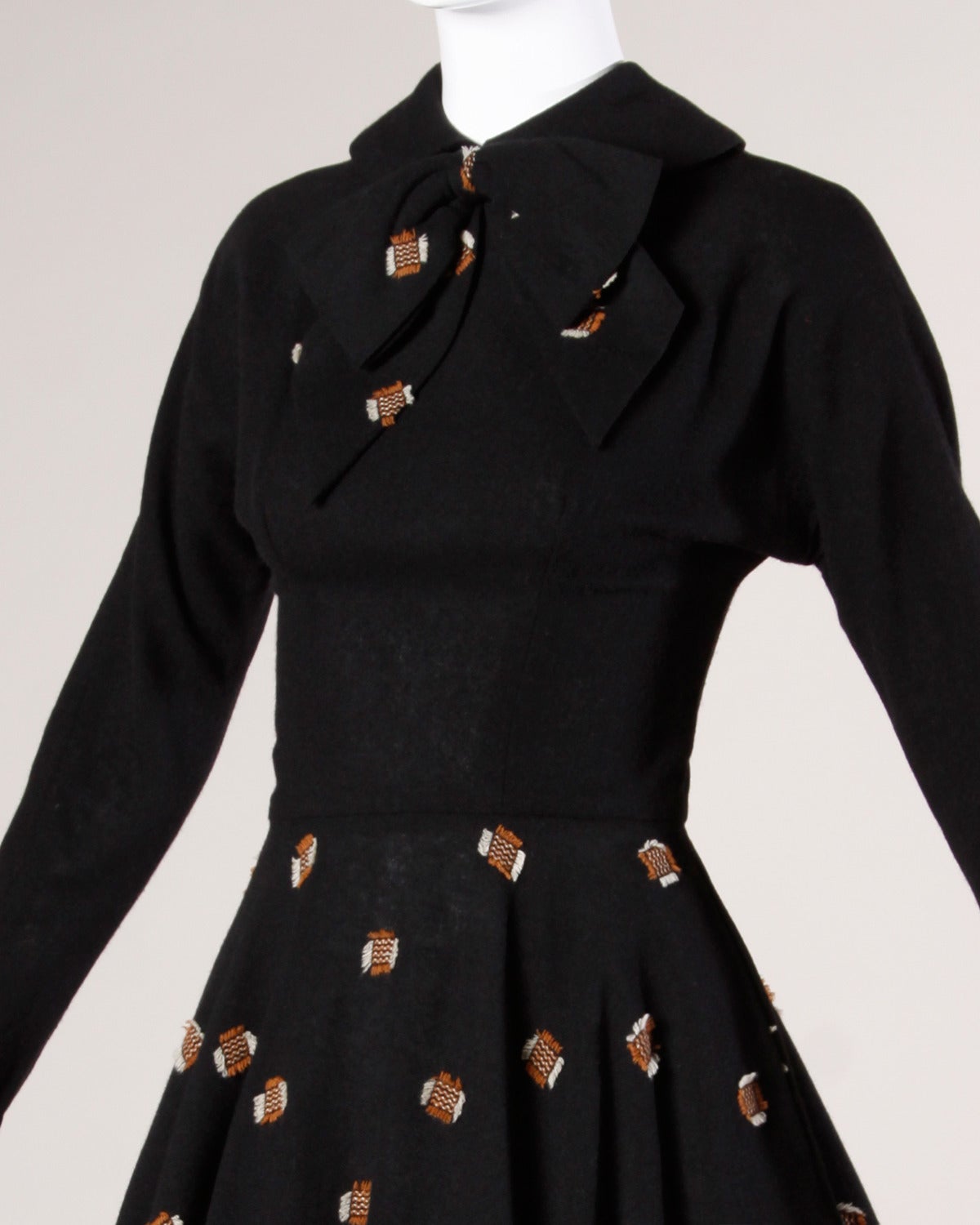 Darling vintage black wool dress by Betty Carol for Mam'selle. Ascot bow tie and Peter Pan collar. 

Details:

Unlined
Back Metal Zip Closure/ Zip Closure At Wrist
Estimated Size: Small
Color: Black/ Chestnut/ Ivory
Fabric: Feels like