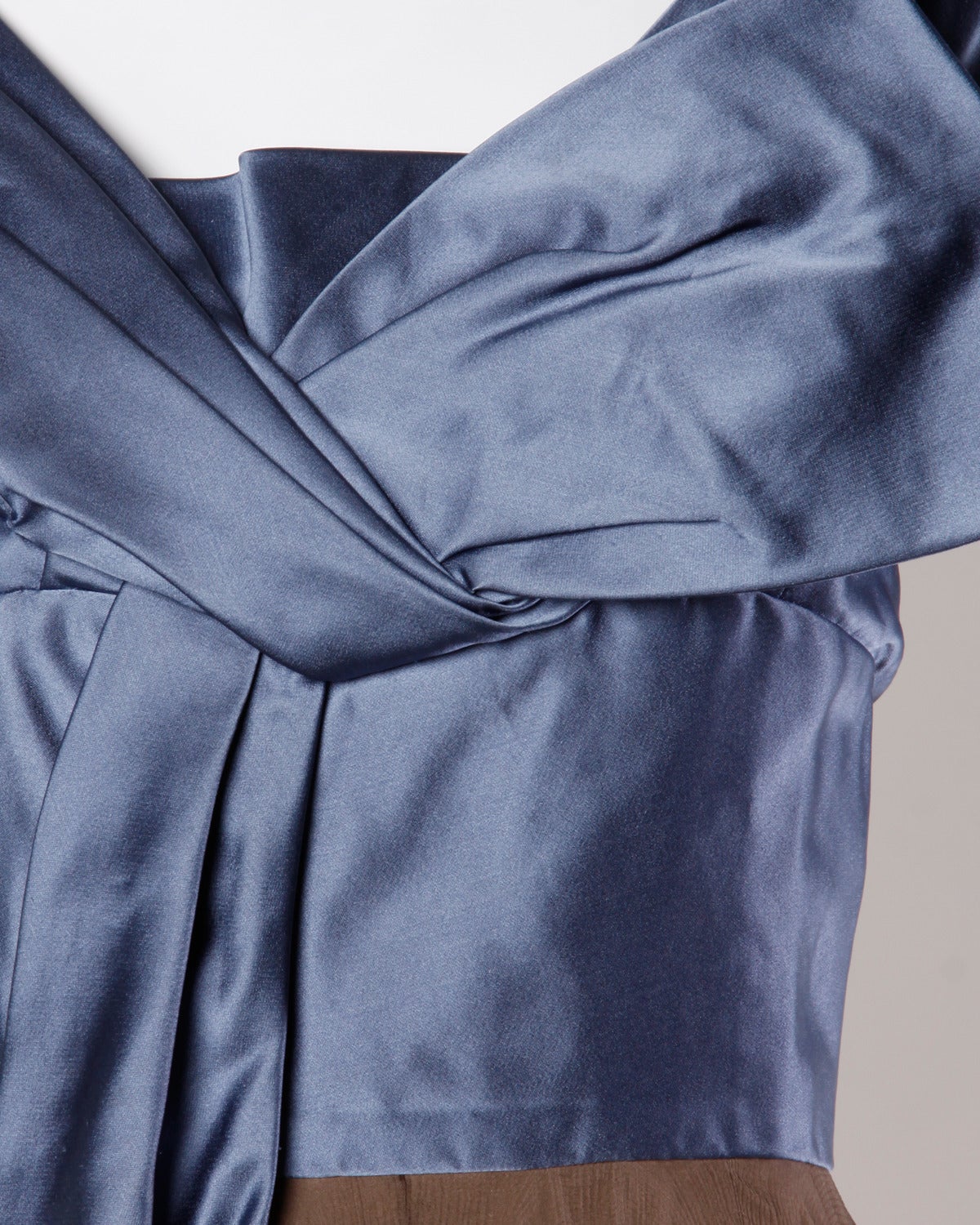 Noir Robe de cérémonie en satin de soie et mousseline de soie crémeuse, Vintage Couture des années 1950 en vente
