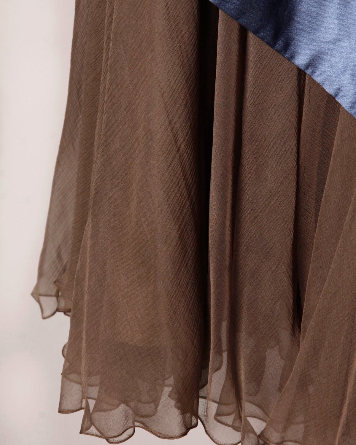 Robe de cérémonie en satin de soie et mousseline de soie crémeuse, Vintage Couture des années 1950 en vente 2
