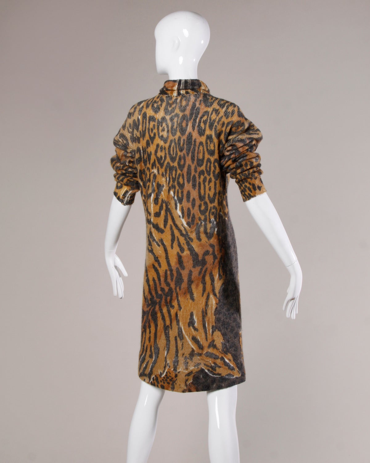 Krizia Iconic übergroßes Vintage-Strickpullover Kleid mit Animalprint im Zustand „Hervorragend“ im Angebot in Sparks, NV