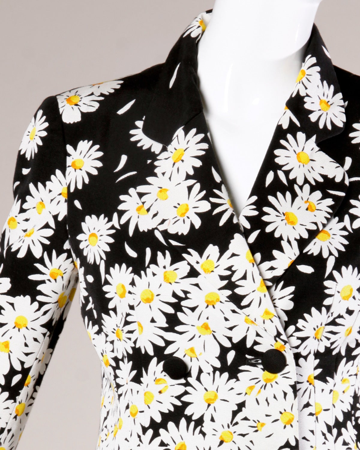 Vintage 1990s Moschino blazer jacket with a daisy design.

Details:

Fully Lined
Structured Shoulder Pads Are Sewn Into Lining
Front Button Closure
Marked Size: I 42/ US 8/ D 38/ F 38/ GB 10
Color: Black/ White/ Orange/ Yellow
Fabric: 66%
