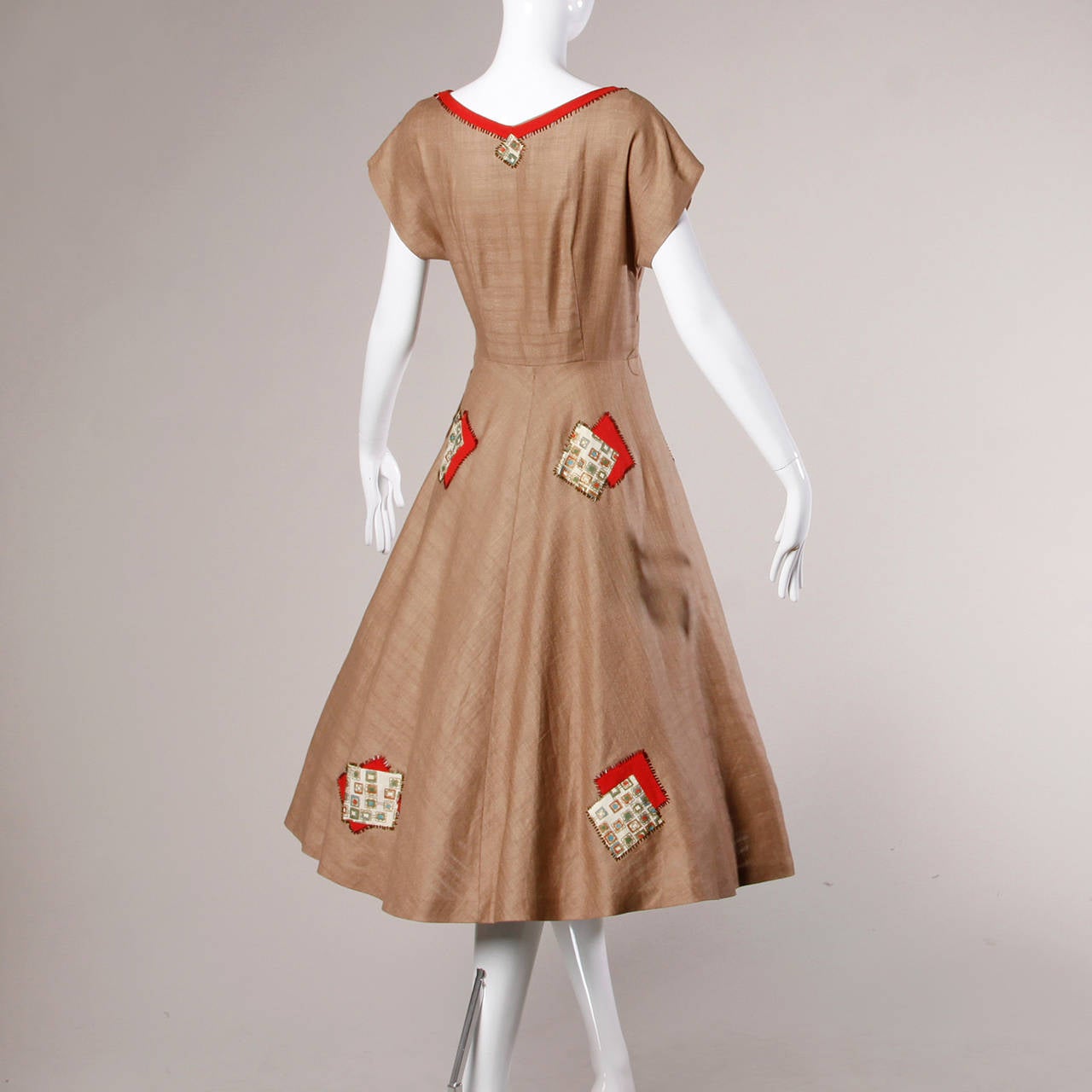 1950s Linen Seed-Beaded Patchwork Dress with a Full Sweep In Excellent Condition In Sparks, NV