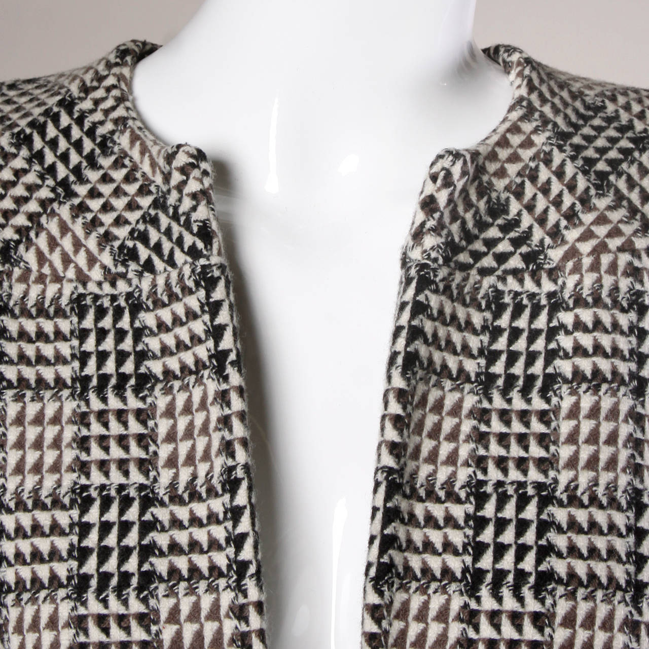 Woven Carolina Herrera wool blazer with a triangular design and bold shoulders.

Details:

Fully Lined
Shoulder Pads Are Sewn Into Lining
No Closure
Marked Size: 6
Estimated Size: Small
Color: Dark Gray/ Ivory/ Black
Fabric: 100%