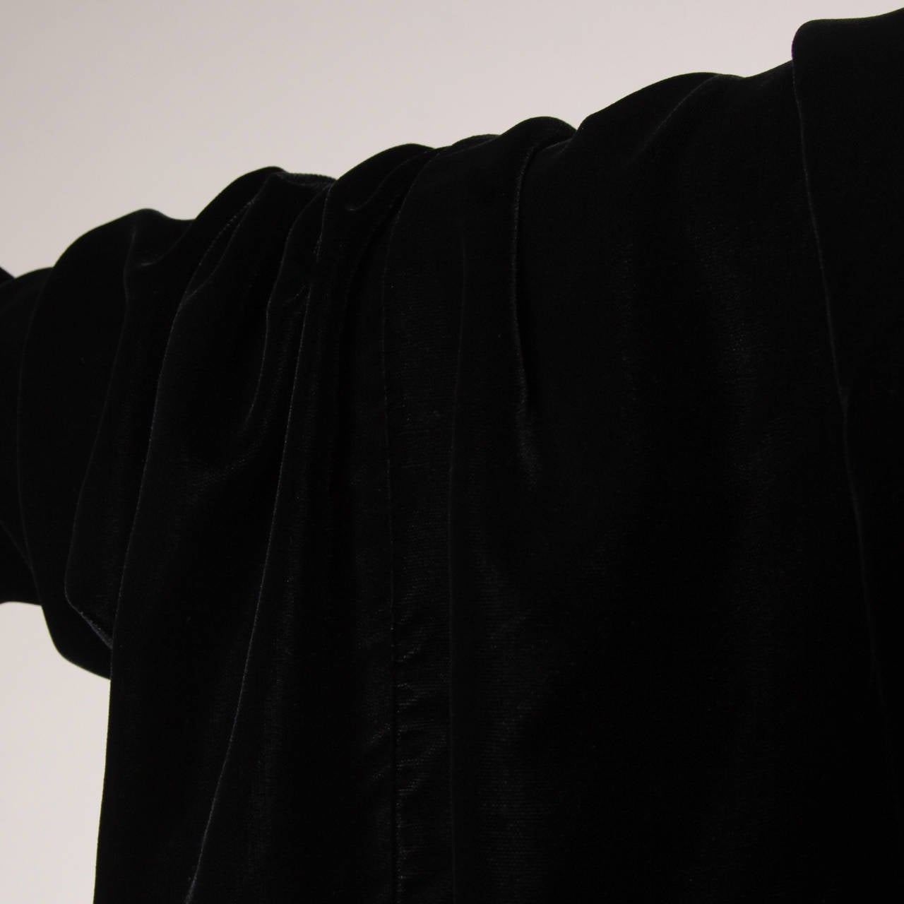 Avant garde black velvet batwing dress by Norma Kamali Omo. Giant draped sleeves and snap detail.

Details:

Fully Lined
Side Snap and Back Hook Closure
Marked Size: Not Marked
Estimated Size: Free
Color: Black
Fabric: Velvet
Label: Norma