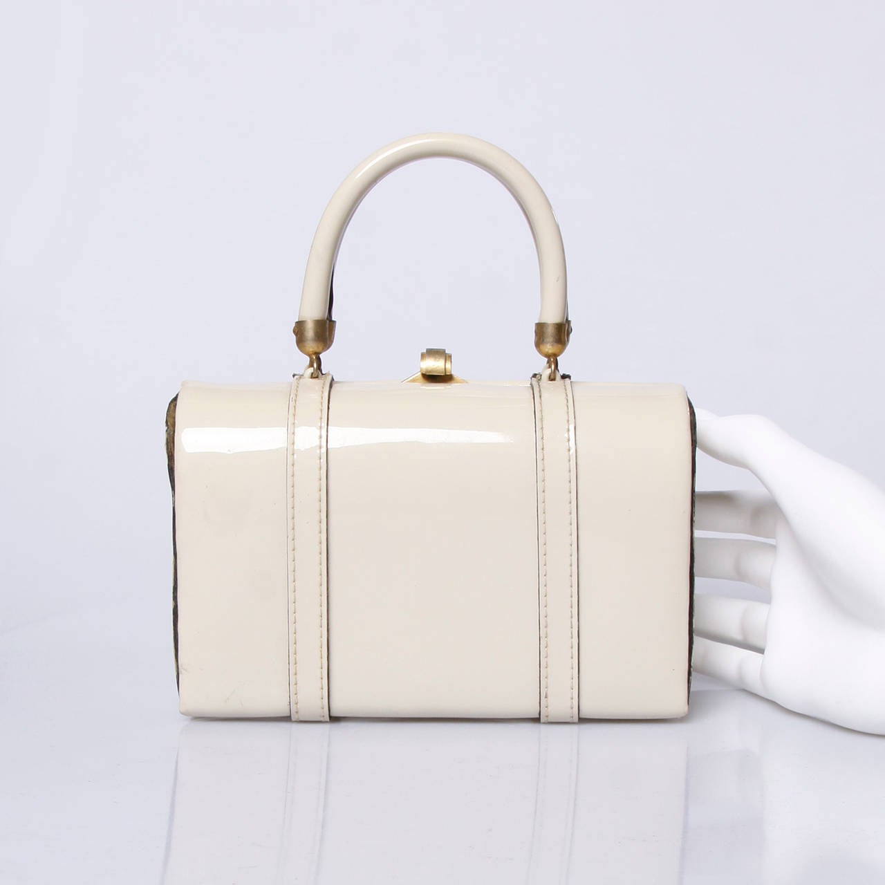 Cream patent leather miniature satchel style hand bag by Tano of Madrid. Buckle detail and darling extra small size!

Details:

Inside Pockets
Top Clasp Closure
Color: Cream
Fabric: Patent Leather/ Leather/ Gold Plated Hardware
Label: Tano