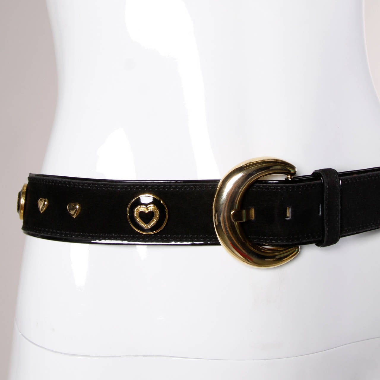 Vintage black leather belt with goldtone and enamel hearts by Escada.

Details:

Fully Lined
Front Buckle Closure
Marked Size: 40
Color: Black/ Black Gloss/ Gold
Fabric: Suede/ Leather
Label: Escada

Measurements:

Waist: