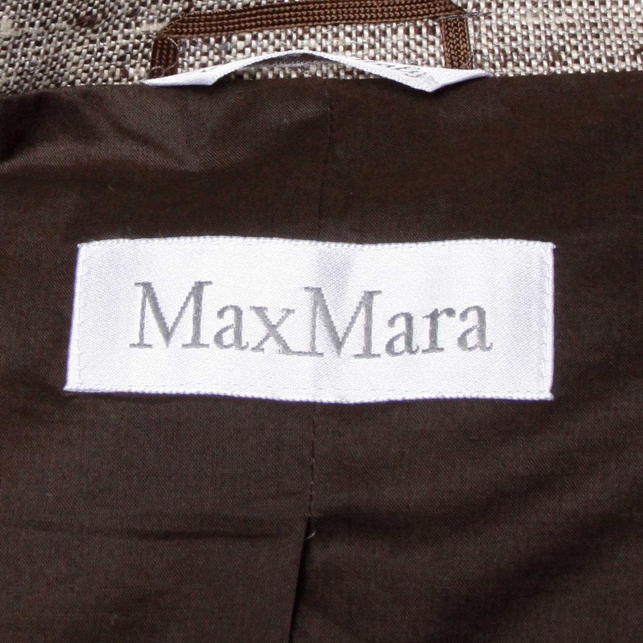 Minimalist Max Mara jacket and pants ensemble in linen and silk.

Details:

Fully Lined
Side Pockets On Jacket
Front Button Closure On Jacket
Front Zipper and Hook Closure On Pants
Marked Size: Not Marked
Estimated Size: Large
Color: