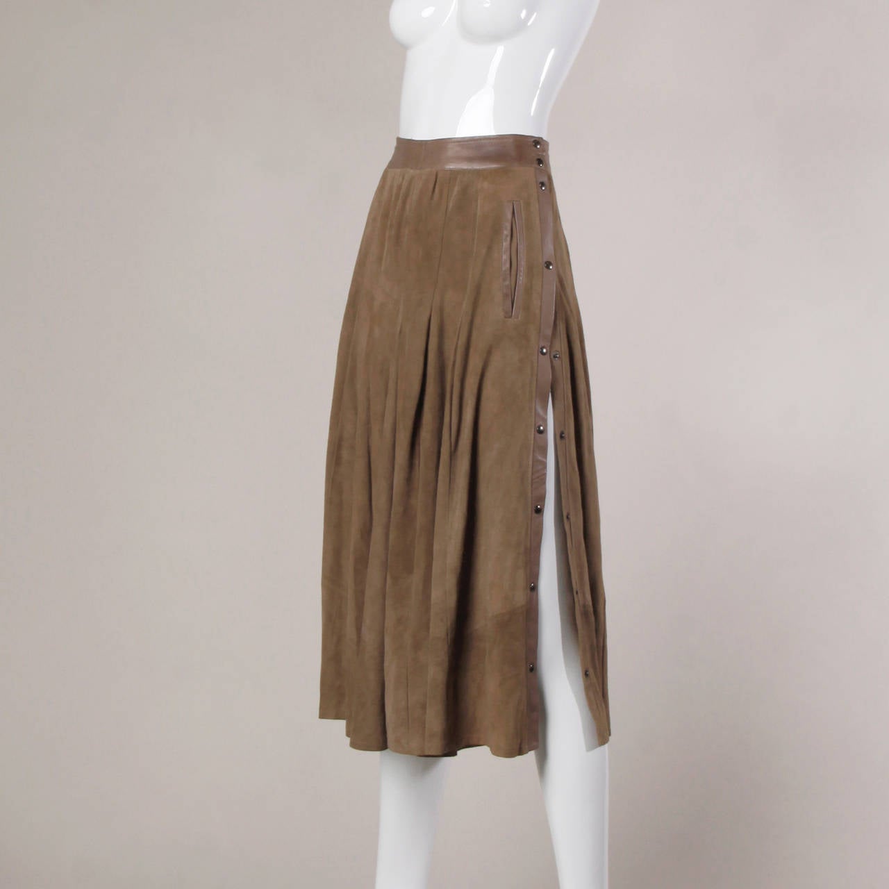 Beautifully made delicate buttery suede leather culottes with smooth leather detailing by Valentino Boutique. Snap closure up the sides and rare label. We are offering the matching bomber jacket in another listing!

Details:

Unlined
Side