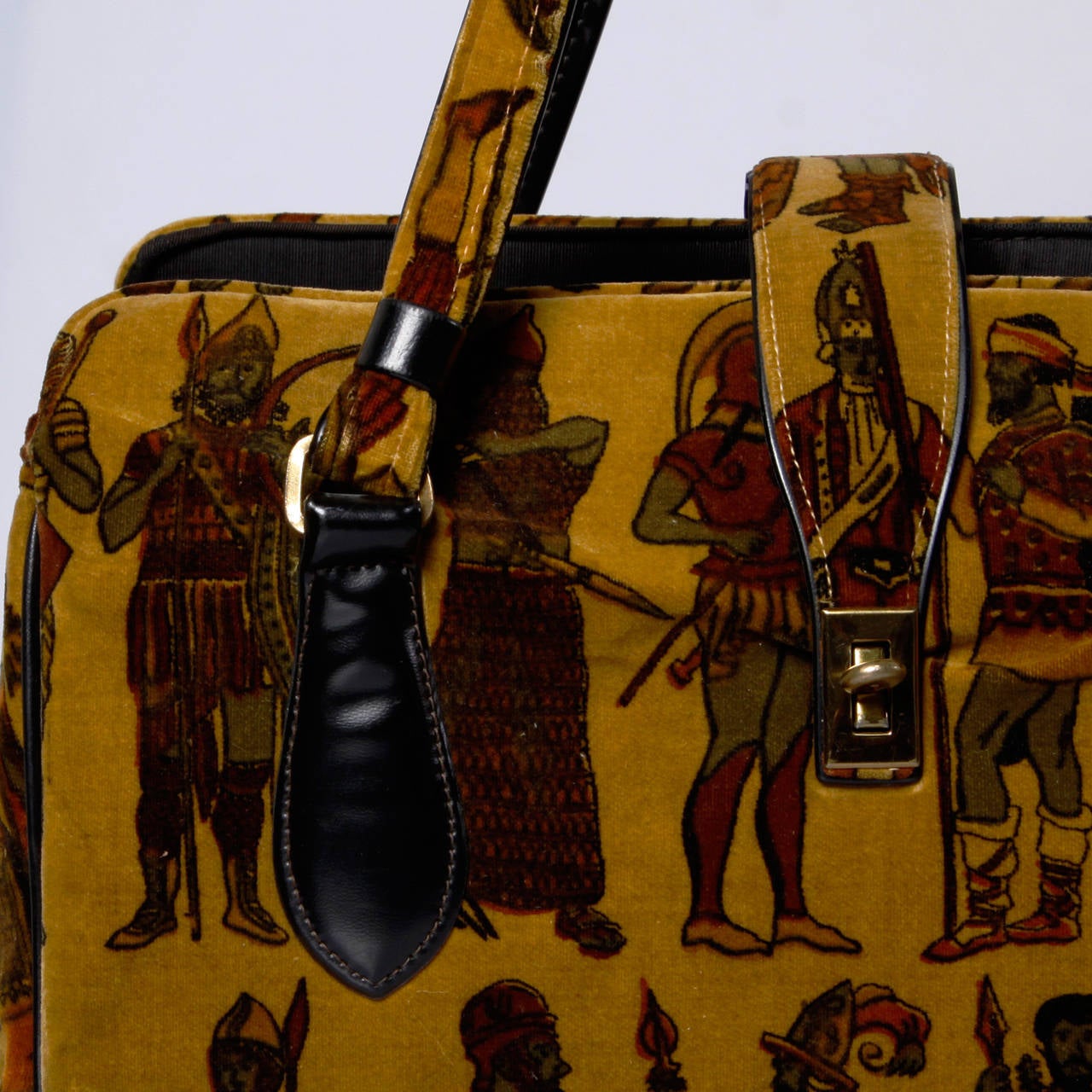 Novelty print velvet bag featuring Roman Soliders and vinyl trim.

Details:

Fully Lined
Three Inside Pockets/ One With Metal Zip Closure
Front Buckle Closure
One Size
Color: Mustard/ Black/ Burnt Orange/ Raw Umber/ Moss Green
Fabric: