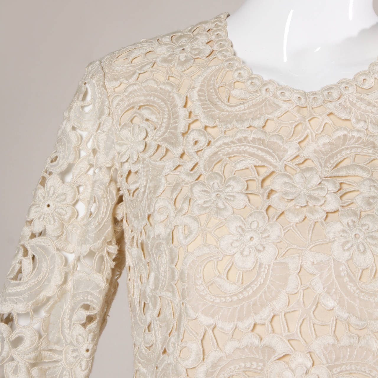 Vintage cutwork lace shift dress with an elaborate floral design and long sleeves.

Details:

Fully Lined
Back Zip and Snap Closure
Marked Size: Not Marked
Estimated Size: Small-Medium
Color: Beige
Fabric: 65% Tetoron/ 35% Cotton
Label: