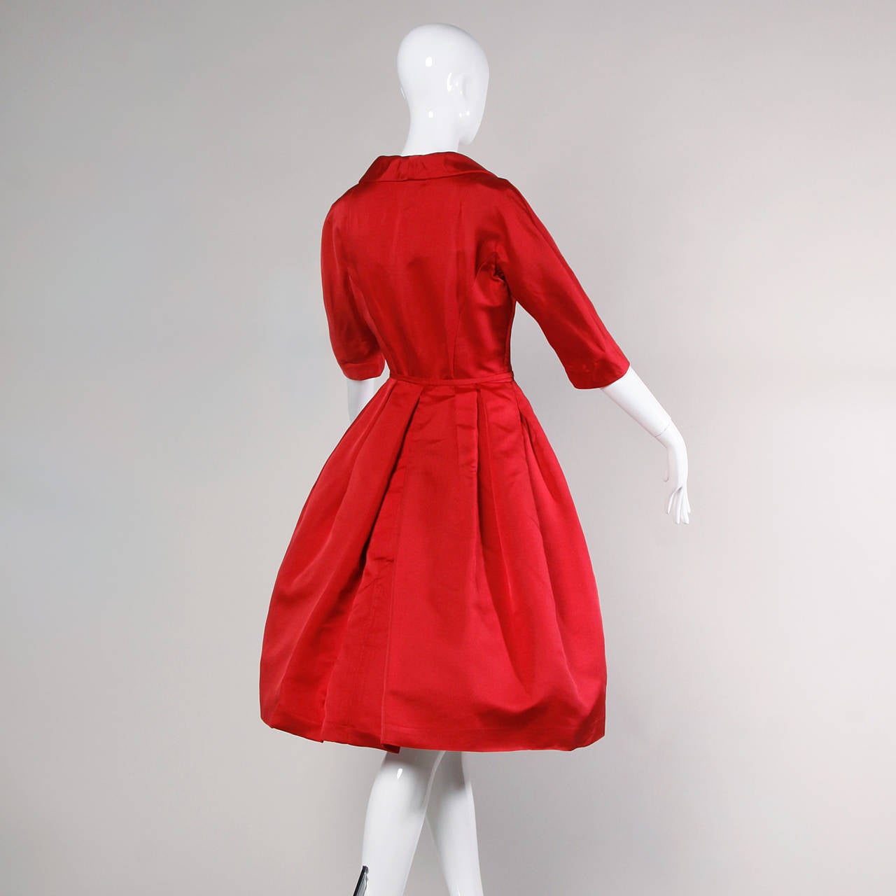 1950s Vintage New Look Red Dress with Starburst Buttons In Excellent Condition In Sparks, NV