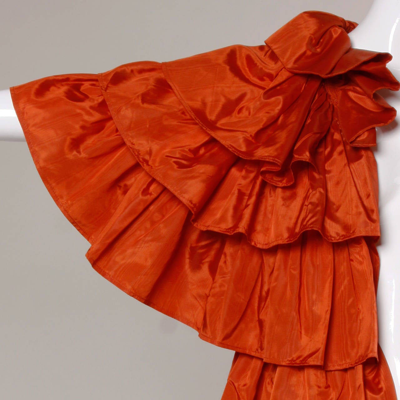 Reduced from $795! Unique rust taffeta tiered maxi coat with a pop up collar and bat wing sleeves. 

Details:

Fully Lined
No Closure
Marked Size: Not Marked
Estimated Size: Free
Color: Rust
Fabric: Taffeta
Label: Not