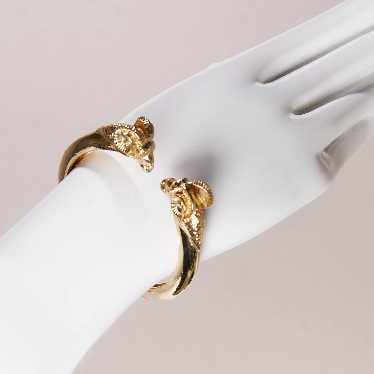Calling all Aries! Vintage gold tone ram's head bracelet by Donald Stannard. Signed on the inside of the piece.

Details:

Adjustable Spring Cuff
Color: Goldtone Metal
Label: Donald Stannard

Measurements:

Inside Width: 2