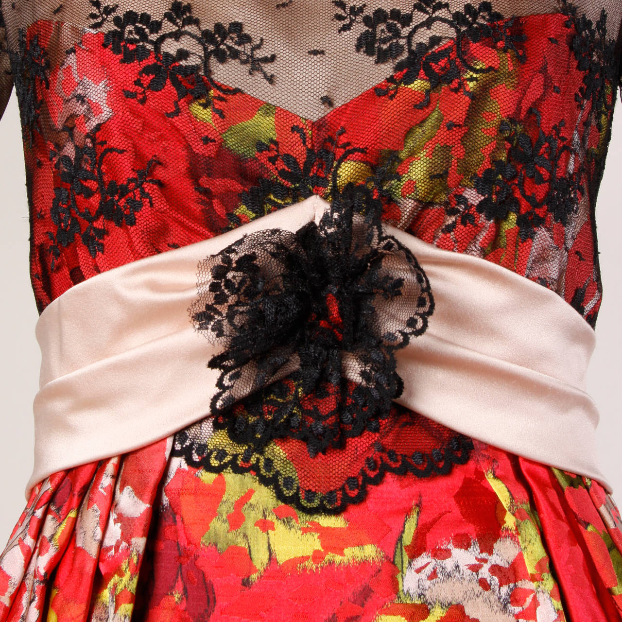 Rouge Patricia Saunders - Robe vintage personnalisée en soie et dentelle Illusion nue et transparente en vente
