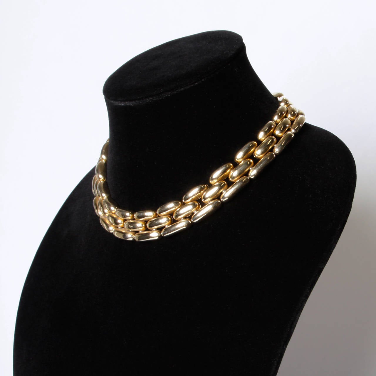 Vintage signed Les Bernard heavy weight chunky chain link necklace.

Details:

Back Clasp Closure
Color: Gold Metallic
Materials: Gold Toned Hardware
Weight: 155.92 Grams
Label: Les Bernard

Measurements:

Total Length: 16.75