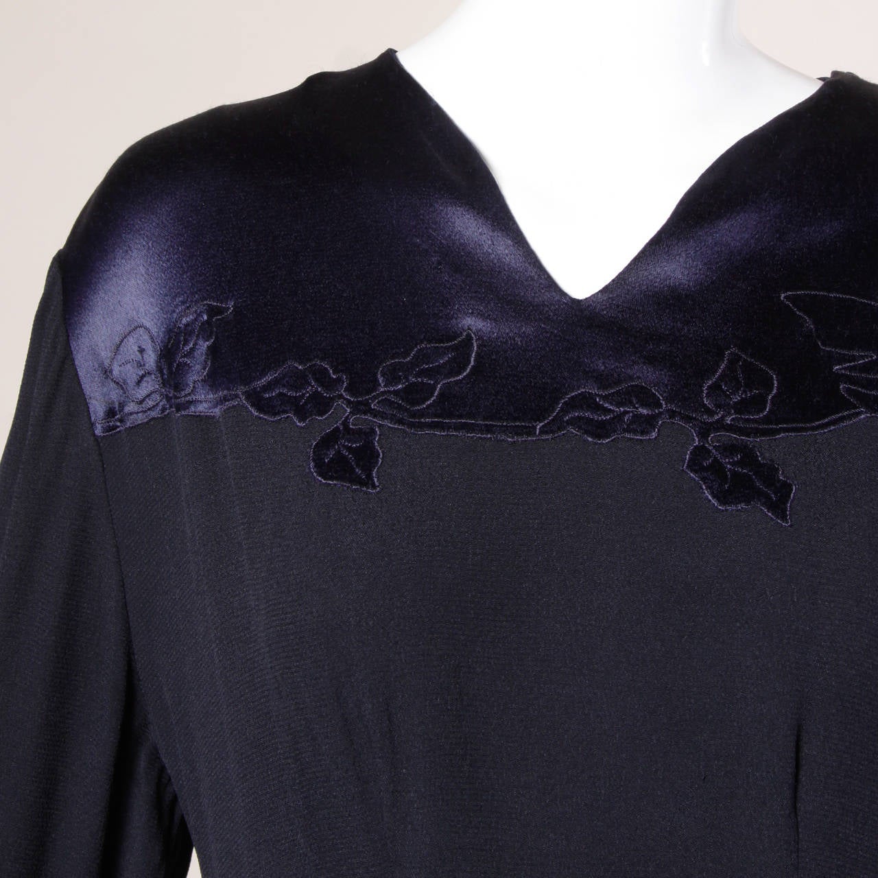 Vintage 1930s dress with dark blue satin ivy embroidery on crepe. 

Details:

Fully Lined
Button Closure At Shoulder and Wrist
Side Metal Zip Closure
Circa: 1930s
Marked Size: Not Marked
Estimated Size: L
Color: Blue
Fabric: Crepe/
