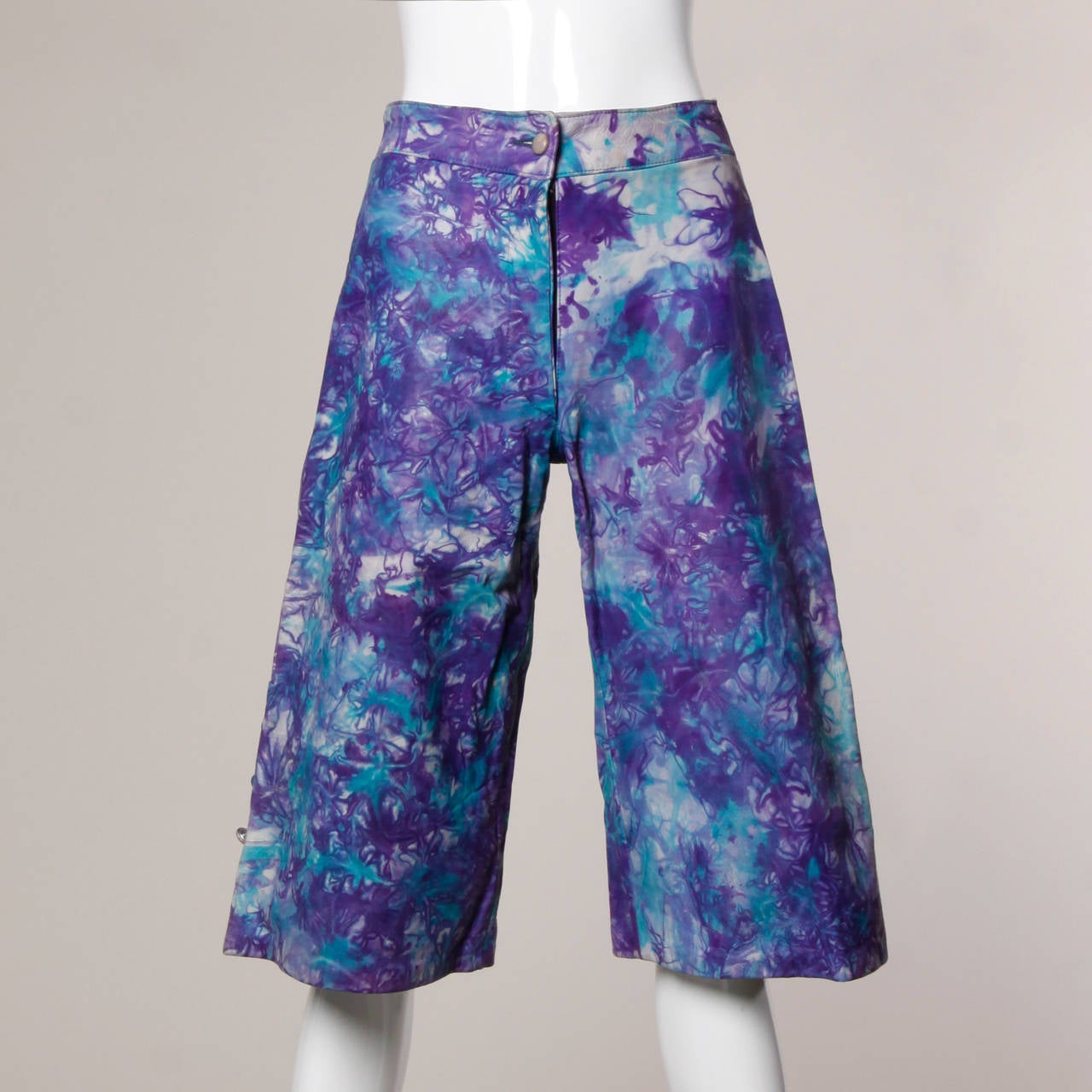 Soft and pliable genuine leather vintage shorts or cropped paints in hand-painted marbled purple and blue. Incredible design and vibrant colors.

Details:

Unlined
Front Button and Metal Zip Closure
Marked Size: 8
Estimated Size: