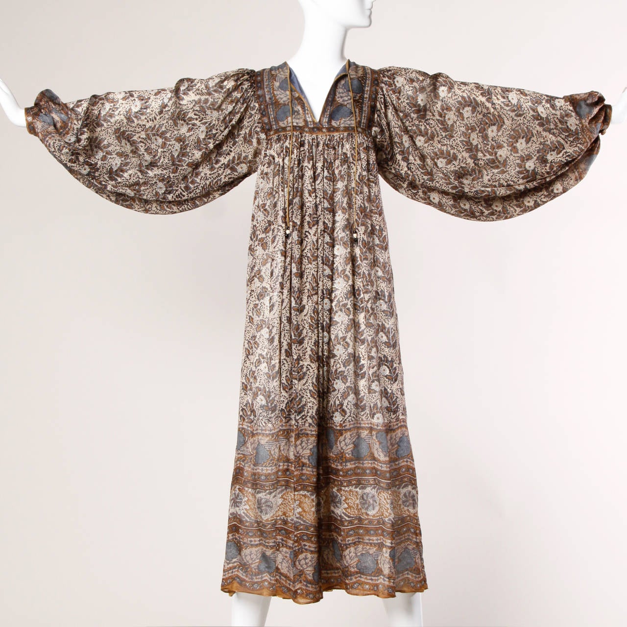 Absolutely stunning paper thing silk dress with a hand block printed Indian design by Ritu Kumar for Judith Ann. Huge billowy balloon sleeves and soft delicate creamy silk fabric. Just gorgeous!

Details:

Unlined
Front Tie Closure
Button