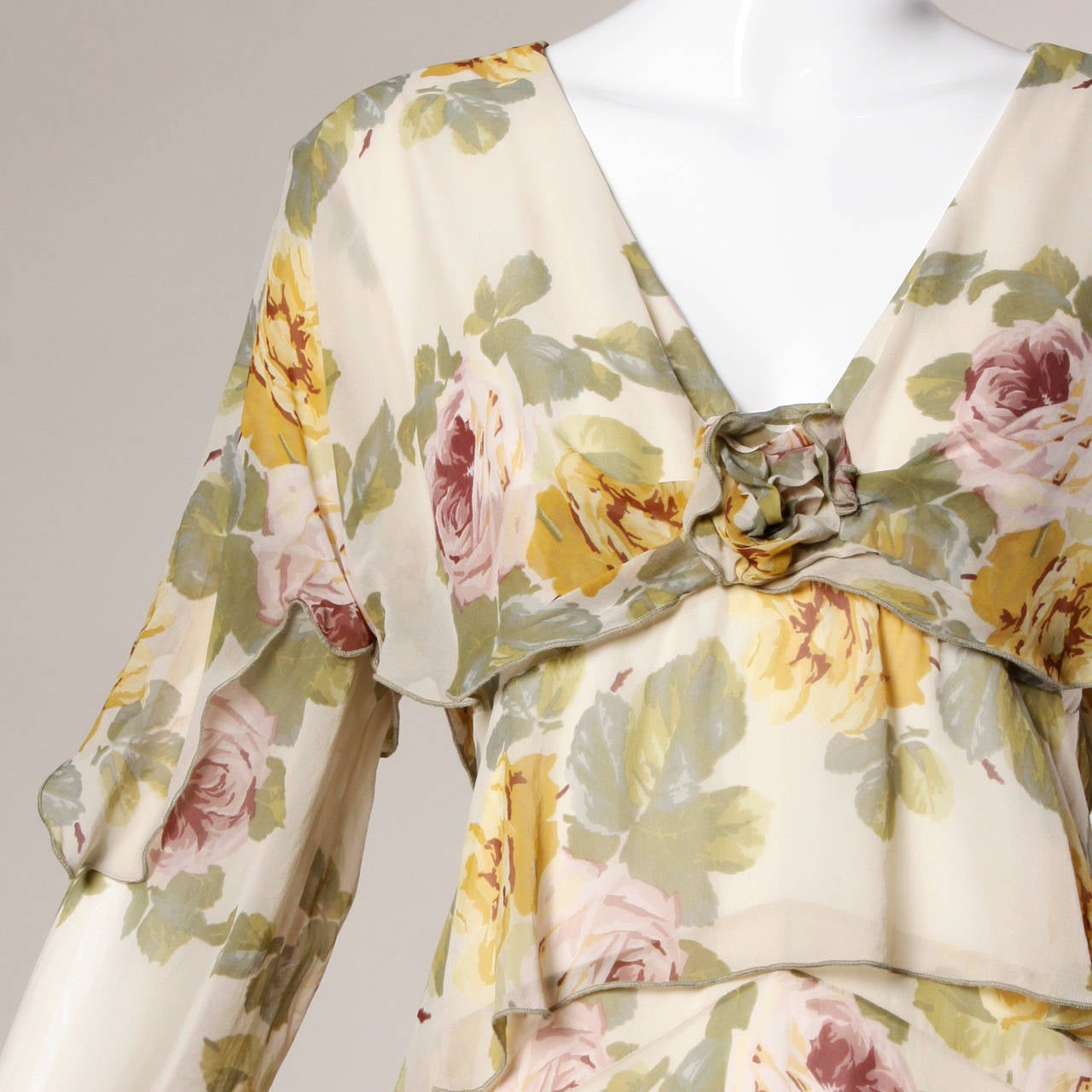 Beautiful floral printed silk tiered dress by Holly's Harp. Light weight delicate chiffon fabric.

Details:

Fully Lined
No Closure/ Fabric Contains Stretch
Marked Size: L
Estimated Size: L
Color: Ivory/ Yellow Ochre/ Shades of Green/