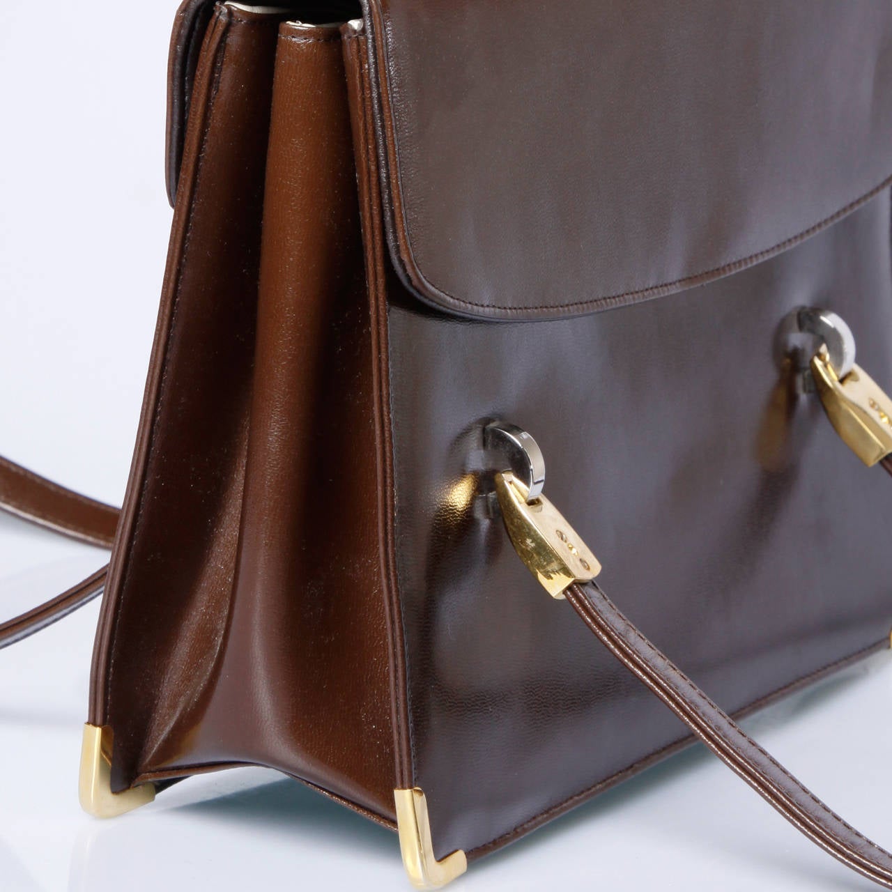 Vintage chocolate brown leather bag by Koret. Multiple inside pockets and matching coin purse.

Details:

Fully Lined
3 Inside Pockets/ 2 With Zippers
Matching Coin Purse
Front Magnet Closure
Color: Rich Chocolate Brown/ Spicy Mustard/ Gold