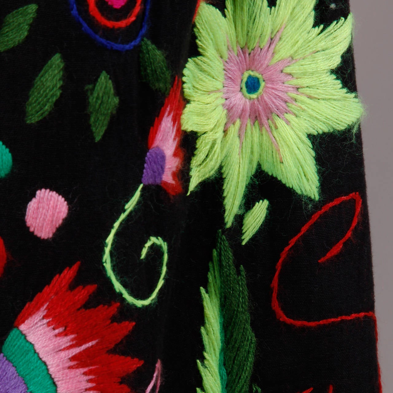 Intricately hand embroidered maxi skirt with allover folk art design. Completely hand done!

Details:

Unlined
Side Metal Zip Closure
Marked Size: Not Marked
Estimated Size: Small
Color: Black/ Bright and Pastel Multicolored
Fabric: