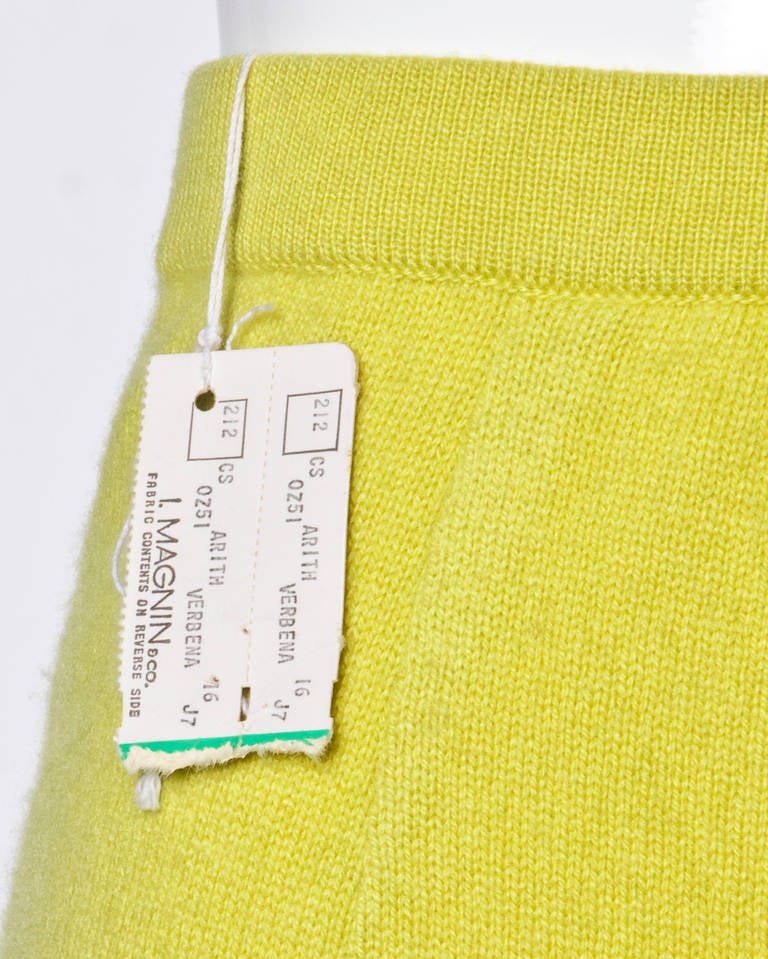 Soft chartreuse Scottish cashmere pencil skirt with the original tags still attached! Fully lined with an I. Magnin store label. Side metal zip and hook closure. 100% pure cashmere.

Measurements:

Waist: 28