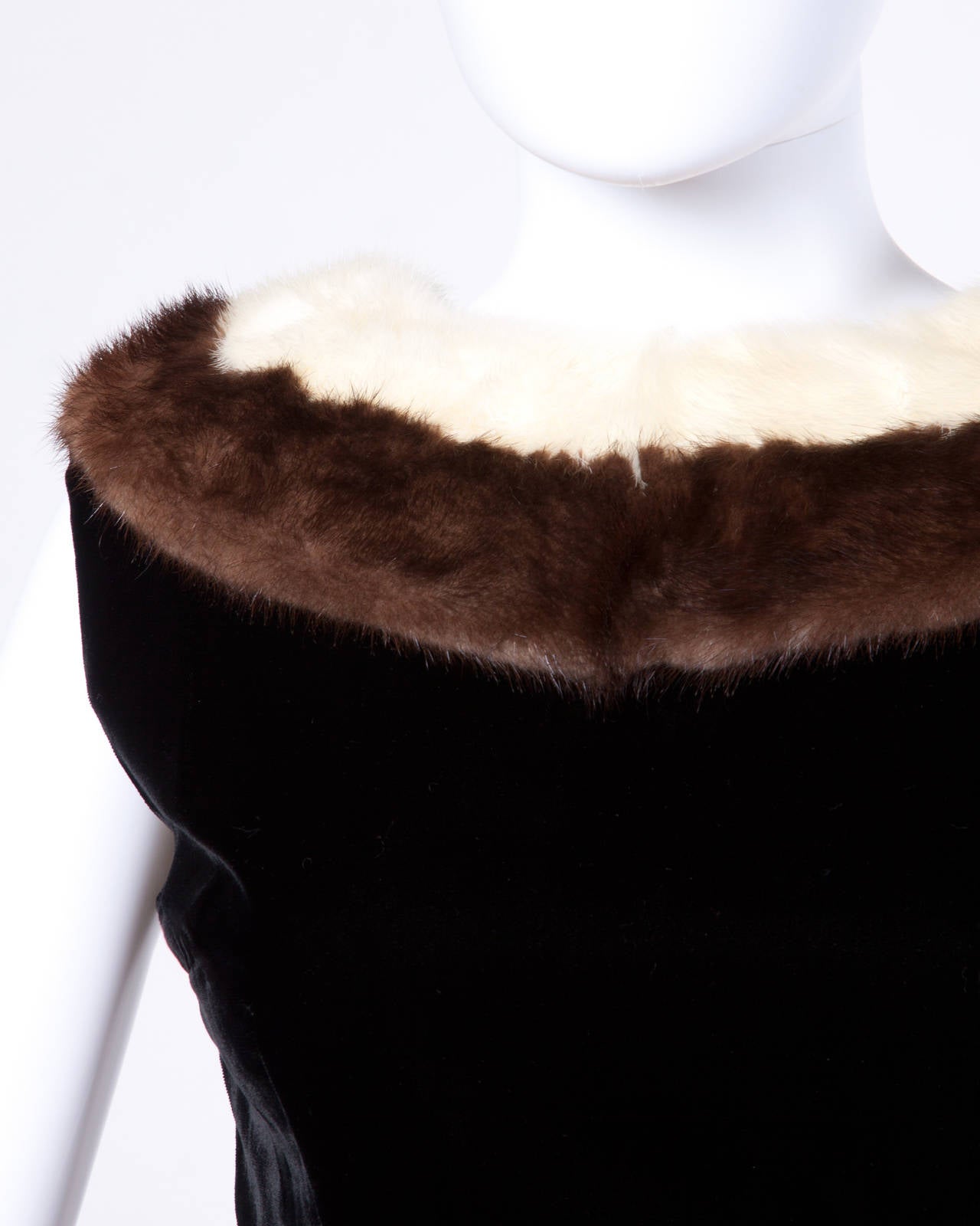 Chic black velvet cocktail dress with a platinum and brown mink fur collar.

Details:

Fully Lined
Back Metal Zip Hook and Button Closure
Estimated Size: S-M
Color: Black/ Brown/ White
Fabric: Velvet/ Genuine Mink