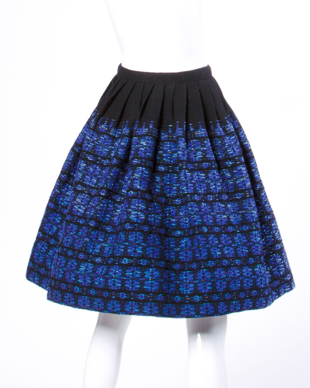 Gorgeous pleated full sweep vintage skirt in heavy woven wool fabric.

Details:

Unlined
Side Hook Closure
Estimated Size: S-M
Color: Black/ Blue/ Turquoise

Measurements:

Waist: 26