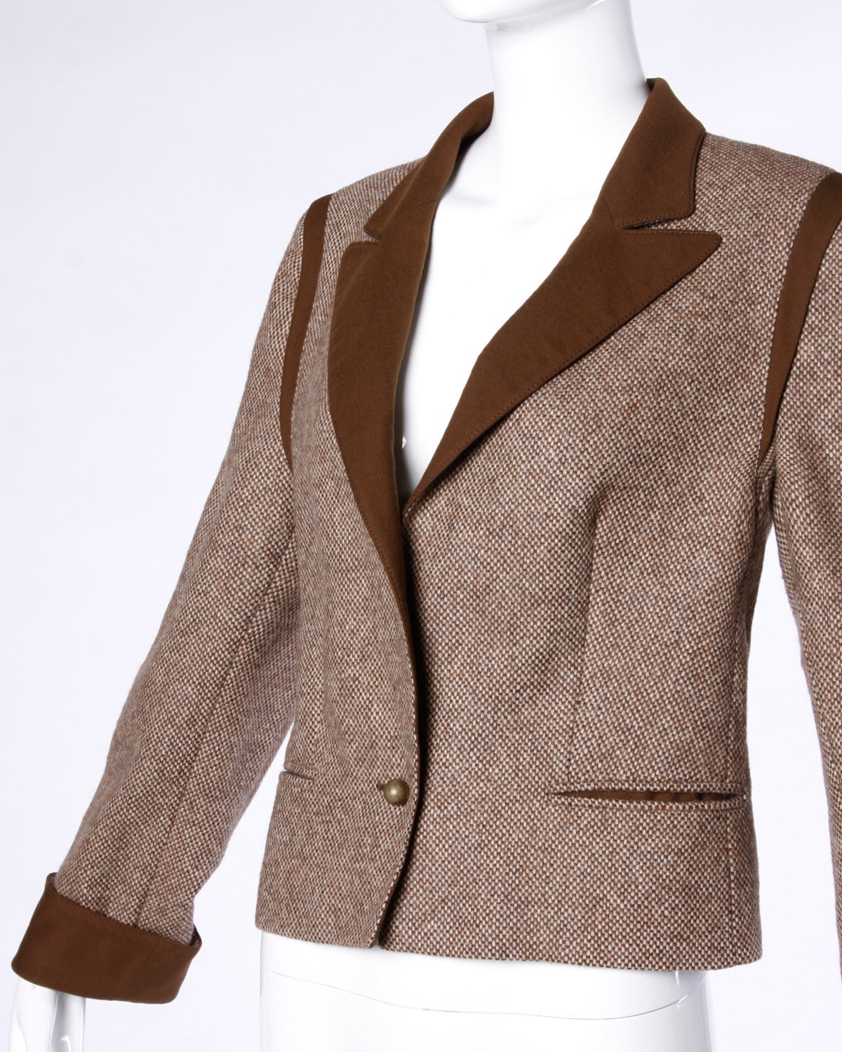 Brown tweed wool vintage blazer jacket by Louis Feraud. 

Details:

Fully Lined
Front Button Closure
Marked Size: 42
Color: Brown
Fabric: Not Marked
Label: Louis Feraud PARIS

Measurements:

Bust: Up To 34"
Waist: Up To