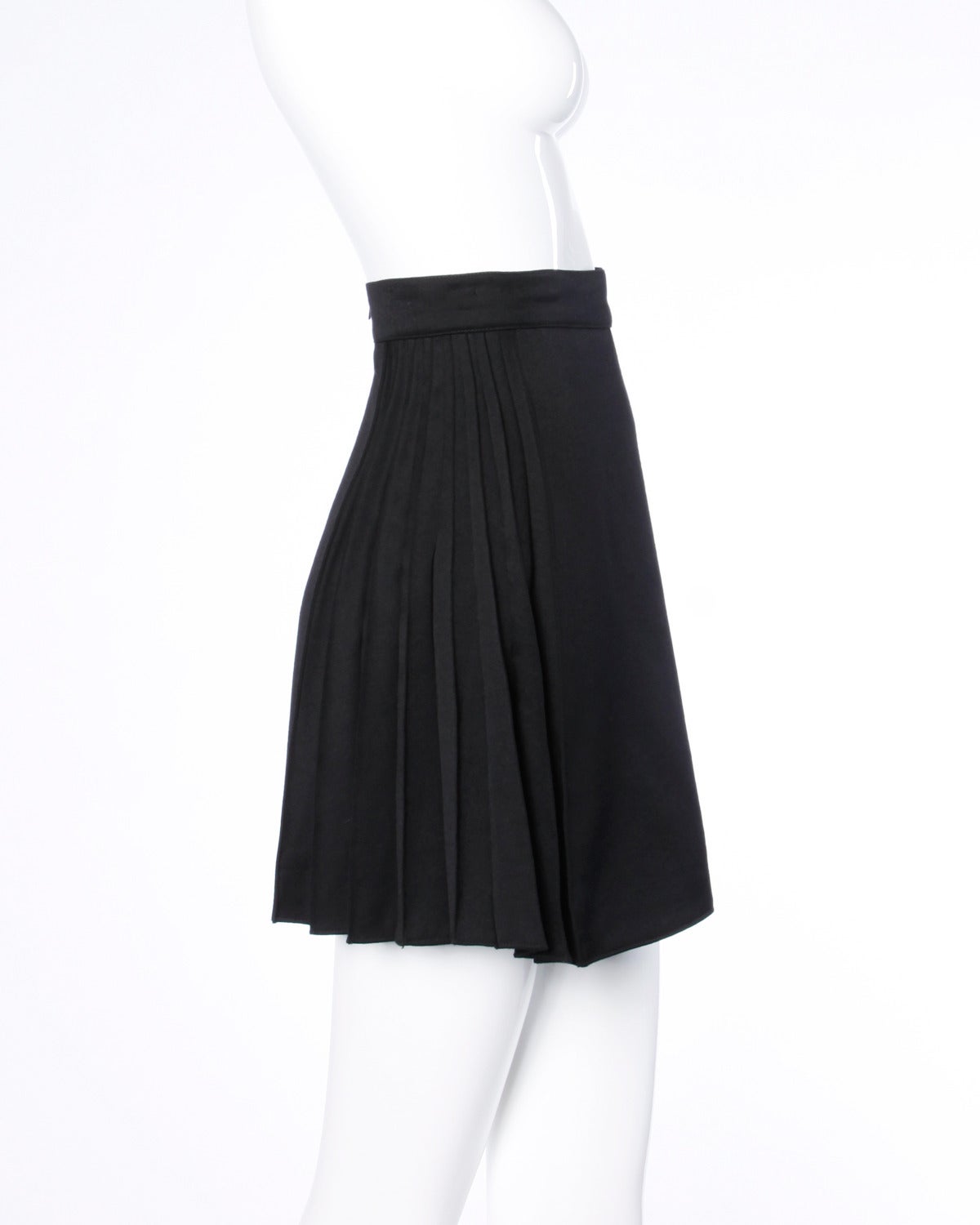 Black mini skirt with accordion pleated side panels by Claude Montana.

Details:

Fully Lined
Back Zip Closure
Marked Size: 40/ 6
Color: Black
Label: Montana CLAUDE MONTANA PARIS

Measurements:

Waist: 26