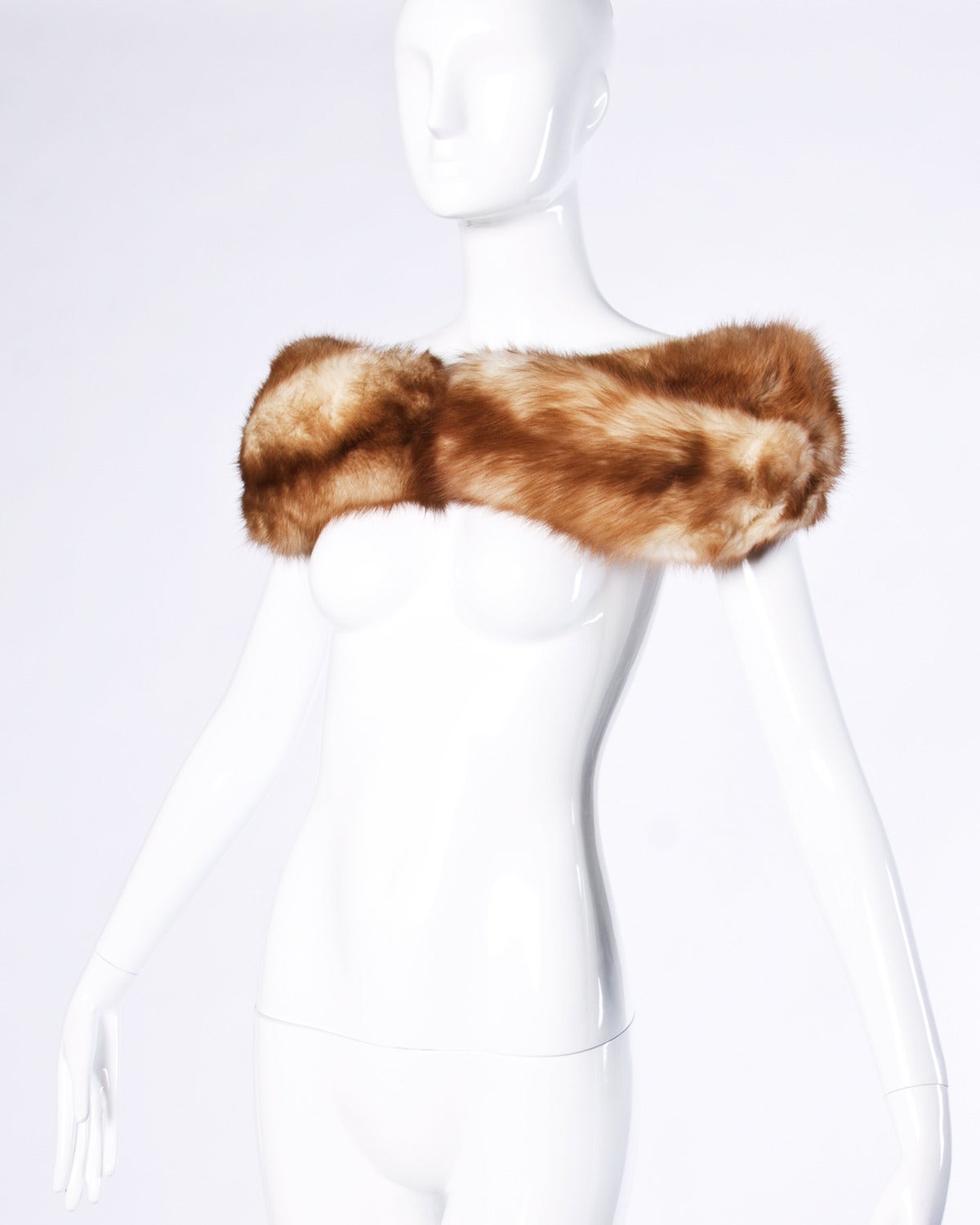 Vintage Stone Marten fur shoulder wrap or stole. This piece can be worn many different ways! Long luxurious guard hairs and ultra soft fur.

Details:

Fully Lined
Hook Closure
Color: Ivory/ Brown
Fabric: Genuine Stone Marten Fur
Label: