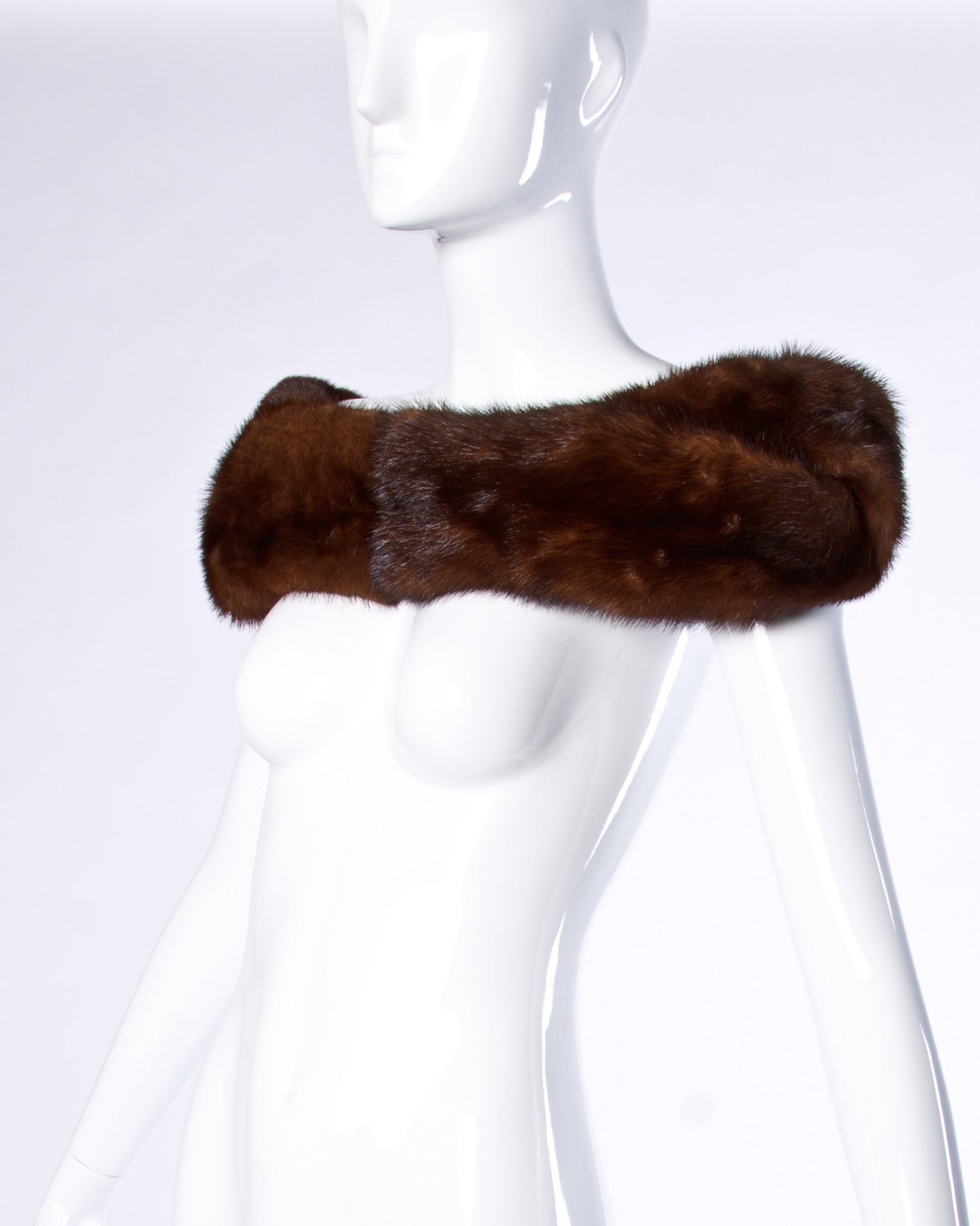 Vintage brown mink fur shoulder wrap or stole. This piece can be worn many different ways! Long luxurious guard hairs and high quality fur.

Details:

Fully Lined
Hook Closure
Color: Brown

Measurements:

Width: 4