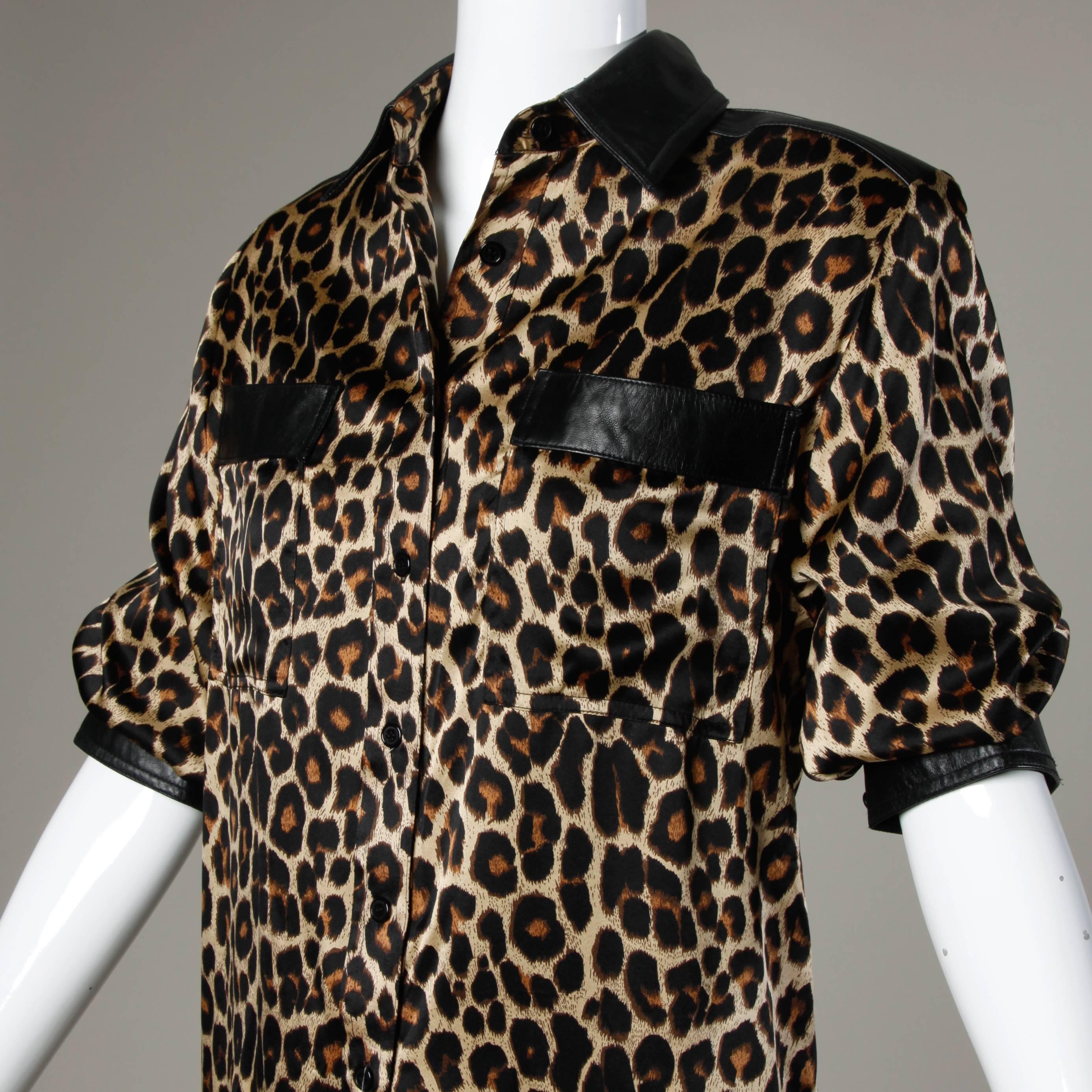 Lillie Rubin Vintage-Seidenbluse mit Leopardenmuster und schwarzem Lederbesatz und Ärmelaufschlägen. 

Einzelheiten: 

Ungefüttert
Fronttaschen
Schulterpolster können auf Wunsch leicht entfernt werden
Frontknopfverschluss
Markierte Größe: US