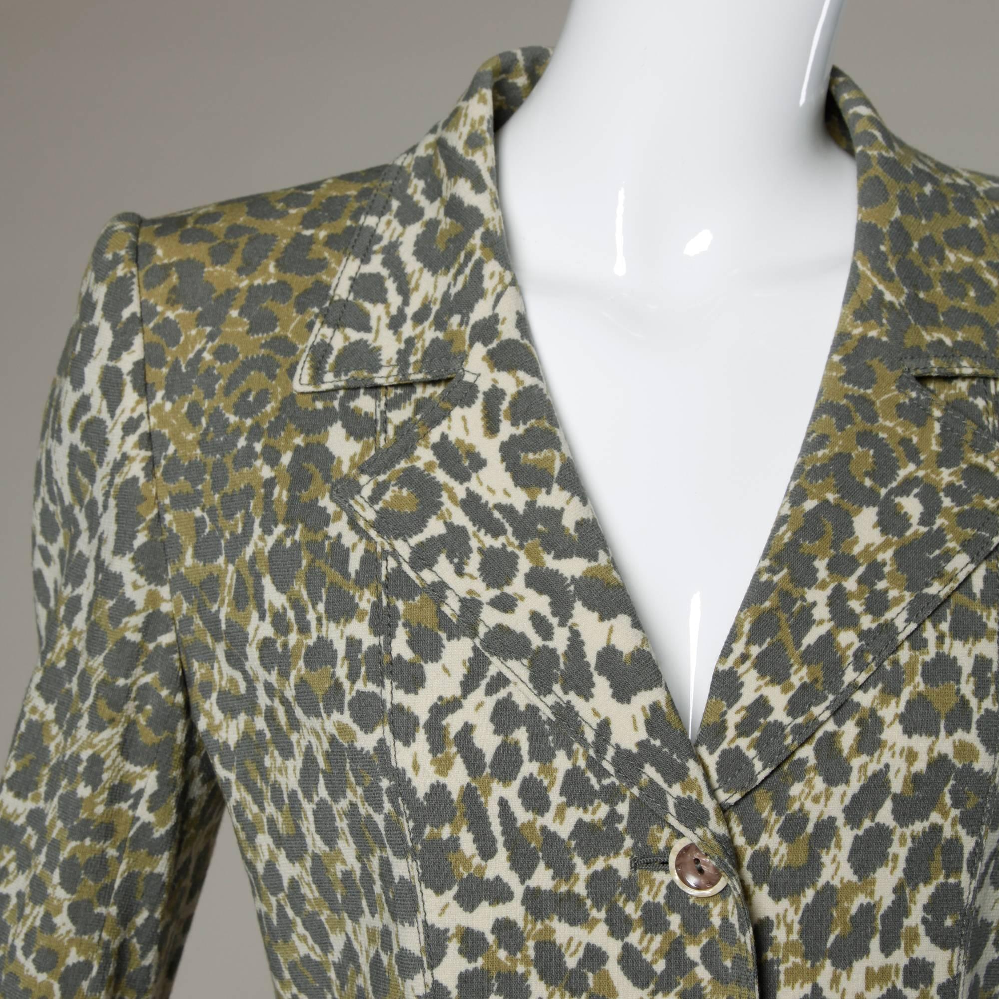 Leopard print blazer jacket by Emanuel Ungaro. Notched lapels and unique mother-of-pearl buttons.

Details:

Fully Lined
Front Pockets
Shoulder Pads Sewn Into Lining
Front Button Closure 
Marked Size: US 8
Estimated Size: 6-8
Color: Dark