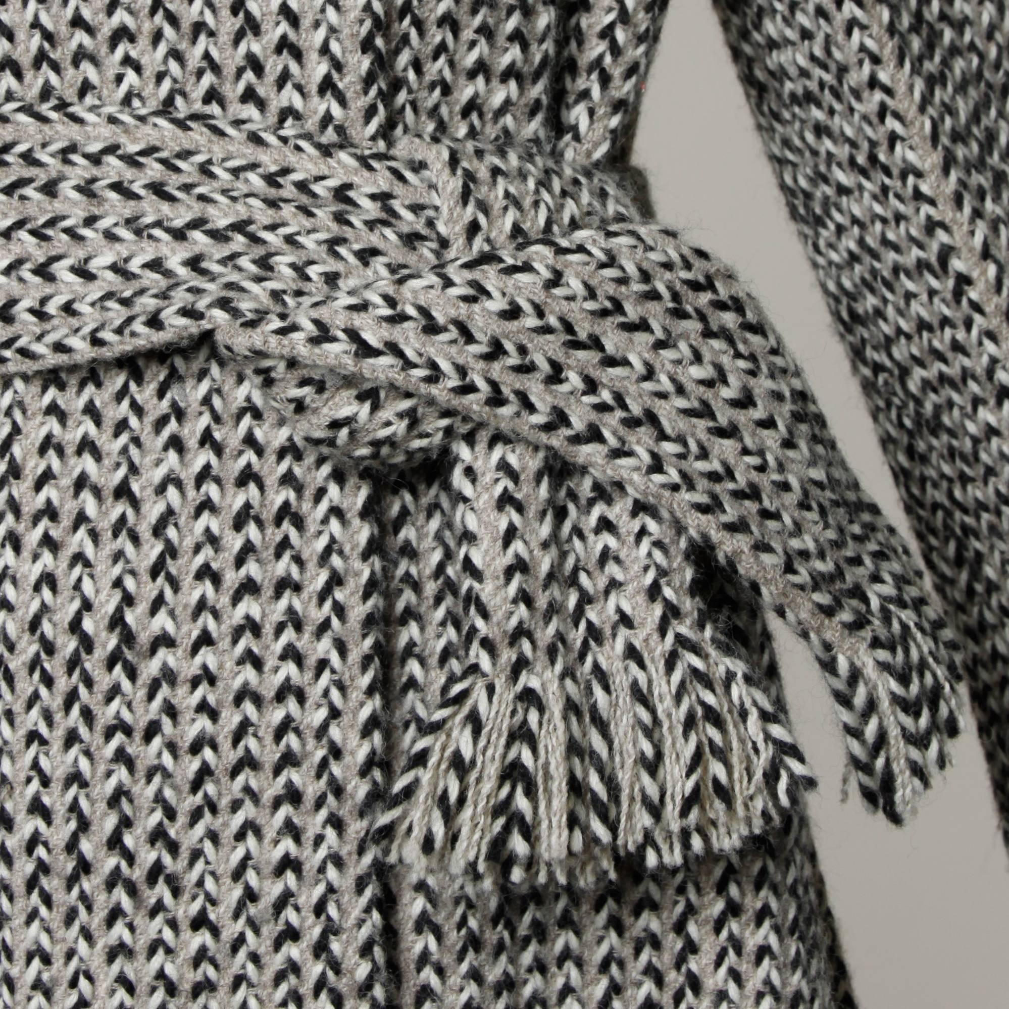 Pauline Trigere Vintage Fischgrät-Wollmantel mit Ascot-Schal:: 1960er Jahre 1