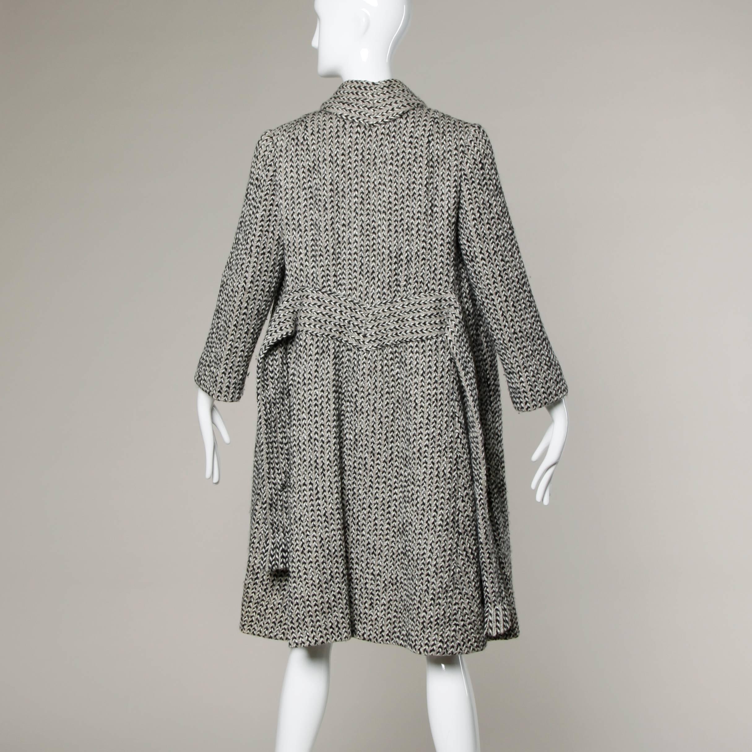 Pauline Trigere Vintage Fischgrät-Wollmantel mit Ascot-Schal:: 1960er Jahre 2