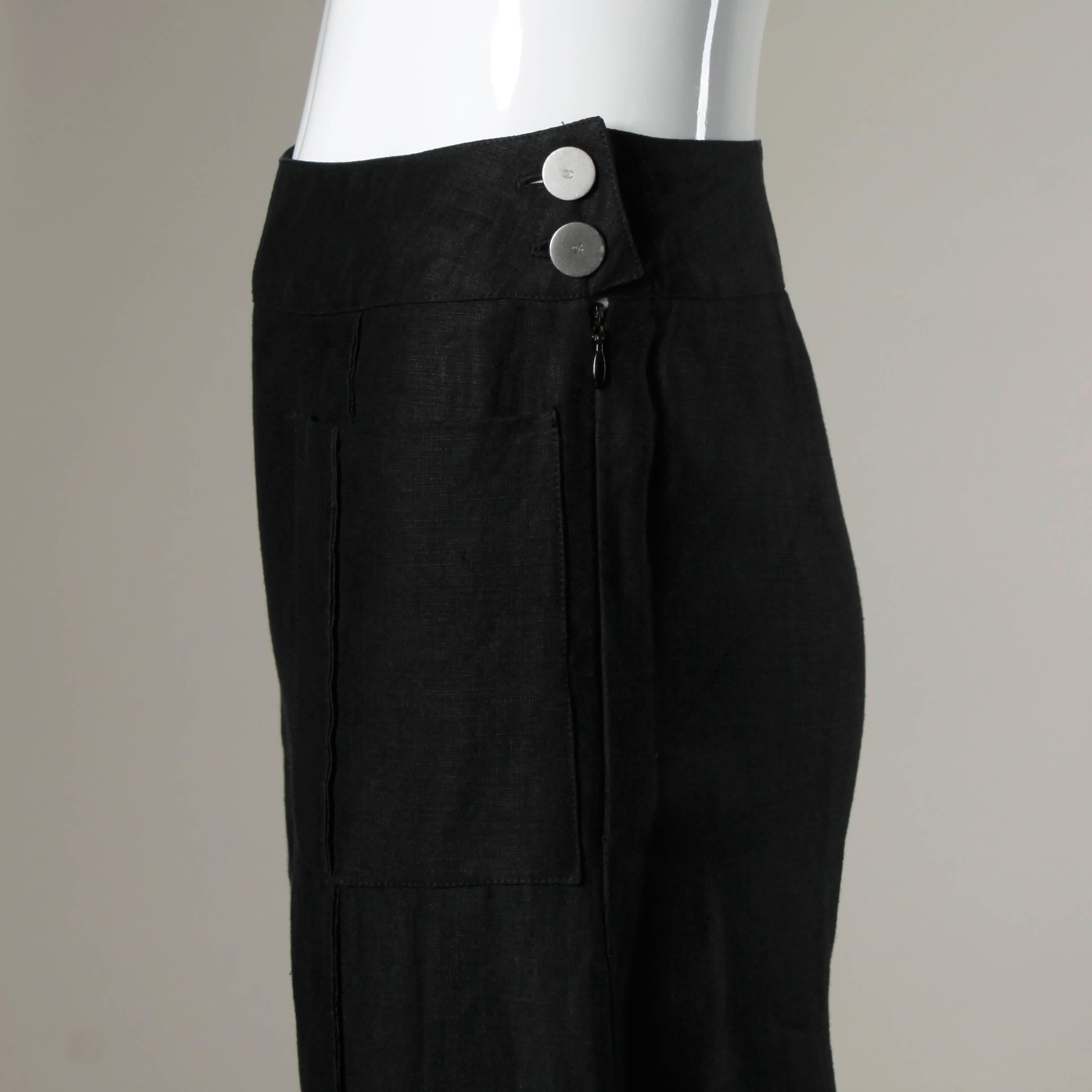 Black linen high waisted trousers by Chanel. Classic tailoring and flattering wide legged flared fit.

Details:

Unlined
Front Pockets
Side Zip and Button Closure
Marked Size: F 36
Color: Black
Fabric: 100% Linen 
Label: Chanel 

Pant