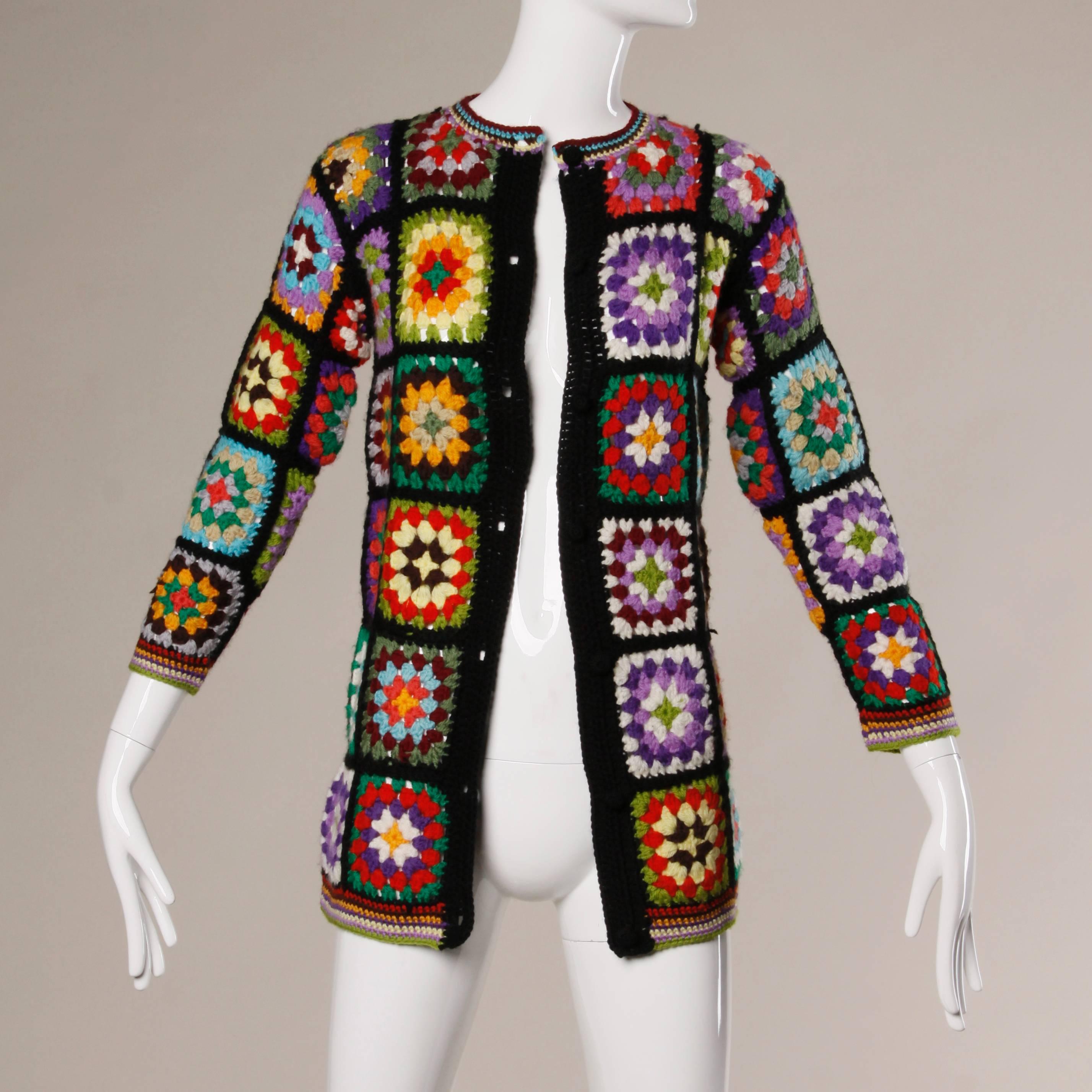 Lebendige Strickjacke aus Wolle in handgehäkelten Granny Squares von Adolfo für Neiman Marcus. 

Einzelheiten: 

Ungefüttert
Knopfverschluss vorne
Markierte Größe: Klein 
Geschätzte Größe: Klein
Farbe: Lila/Schwarz/Gelb/Grün/Teal/Rot/Weiß/Mehrfarbig