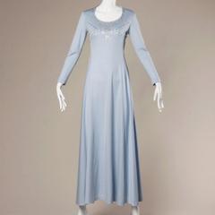 1970er Jahre Blassblaues Jersey-Strick-Maxikleid mit Strasssteinen in Zackenform und langen Ärmeln